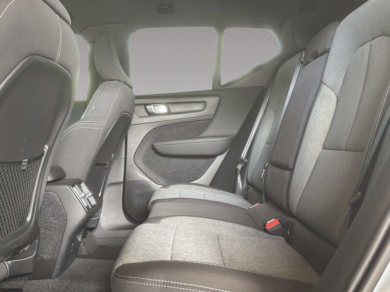 VOLVO XC40 2.0 B3 MH Plus Dark-image-18