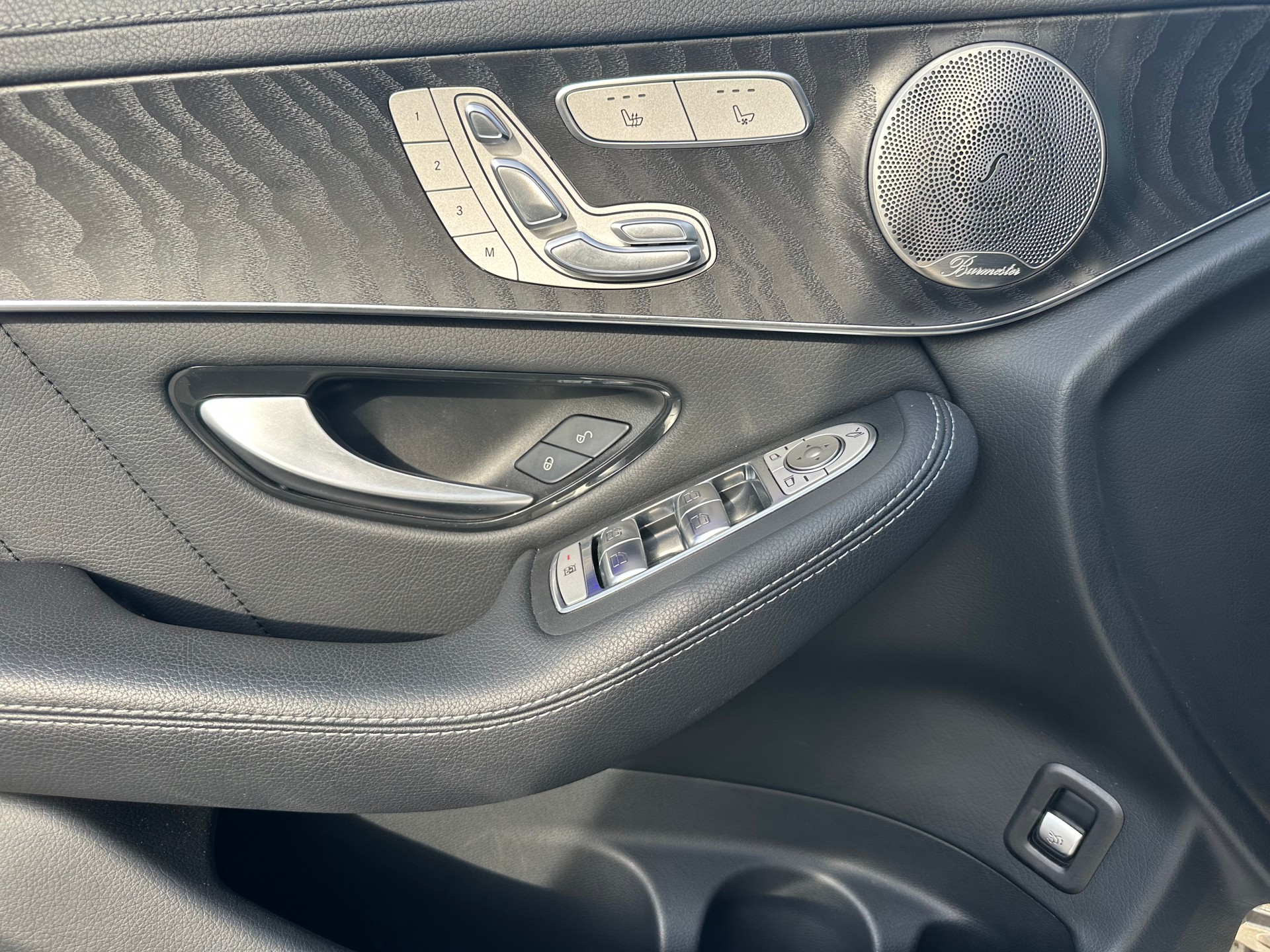 MERCEDES-BENZ GLC 300 AMG Line Plus 4Matic 9G-Tronic-image-23