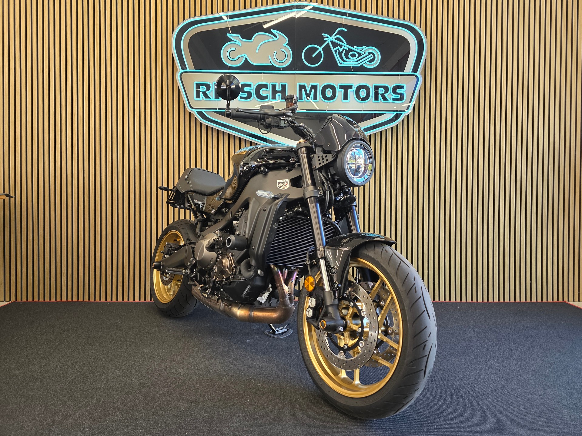 YAMAHA XSR 900-image-1