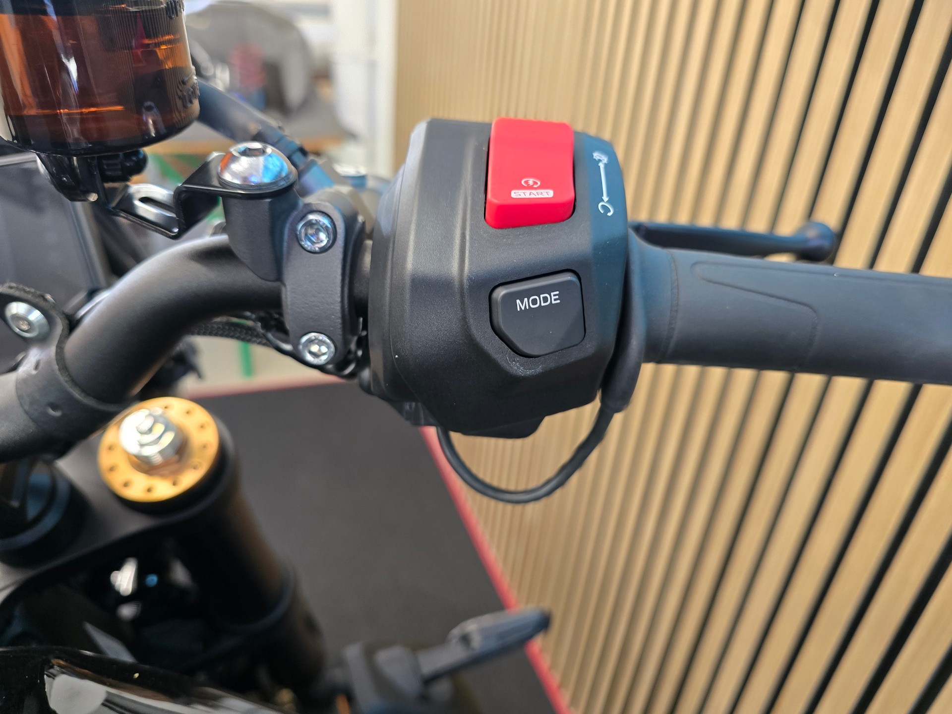 YAMAHA XSR 900-image-12