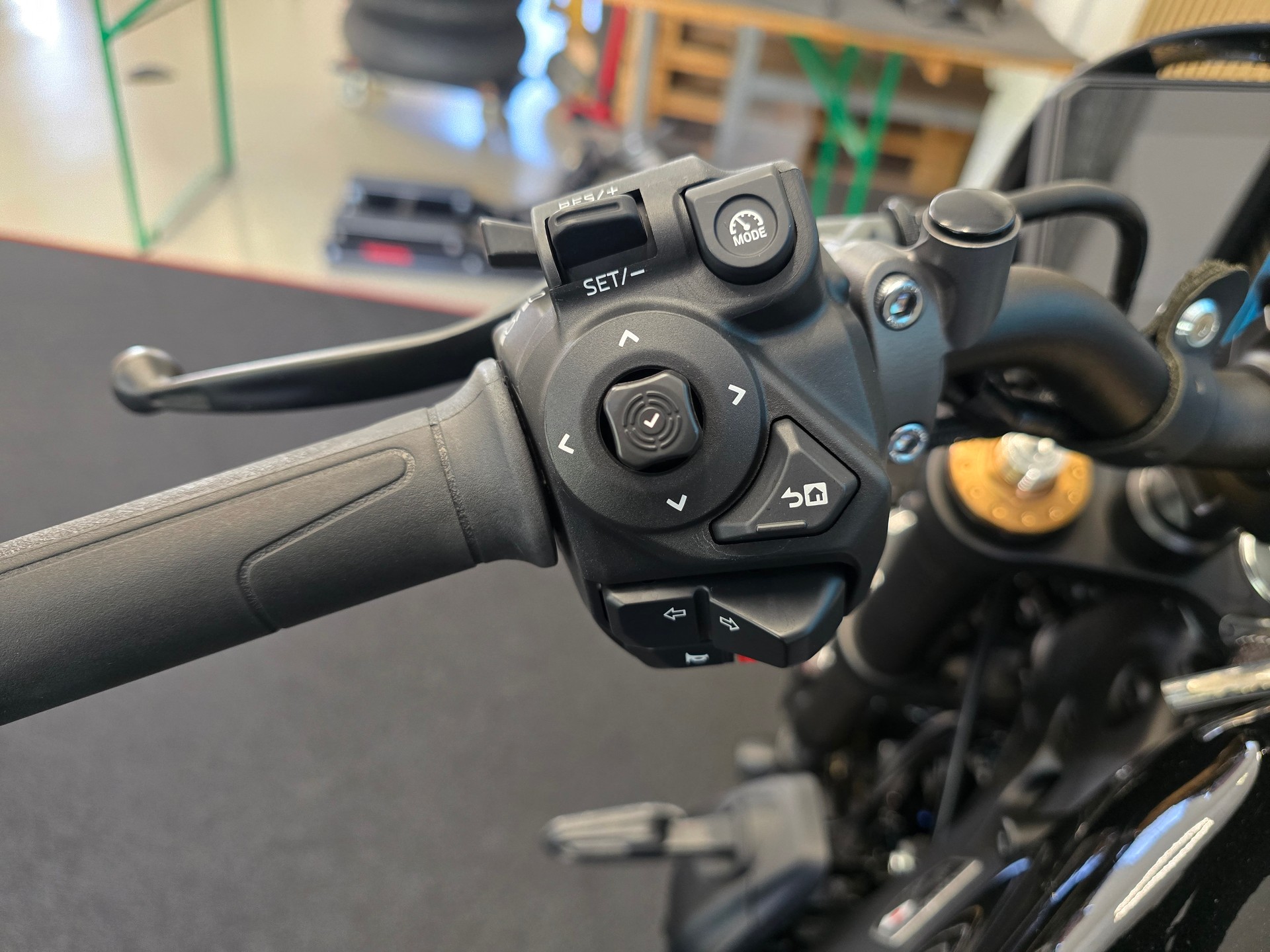 YAMAHA XSR 900-image-11