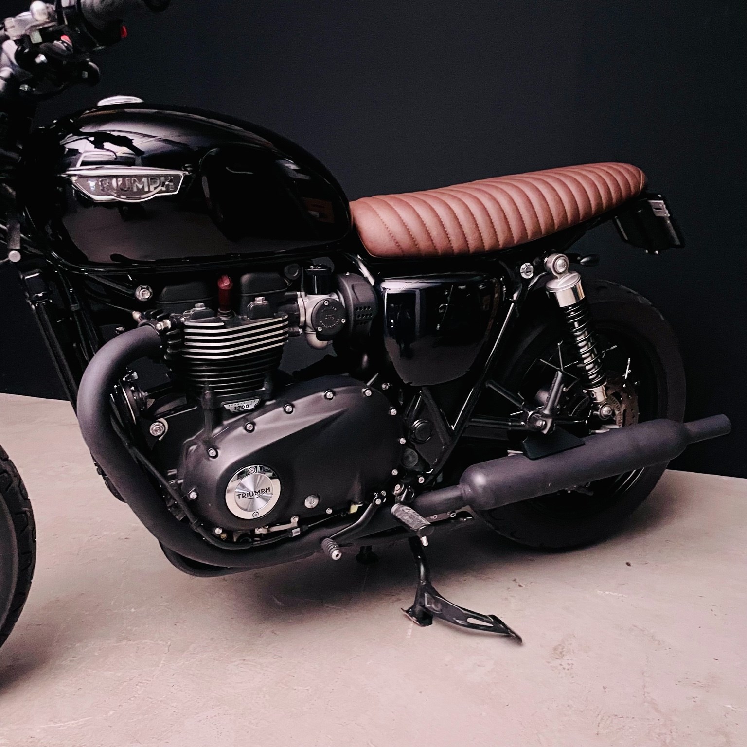 TRIUMPH Bonneville T120 Black-image-2