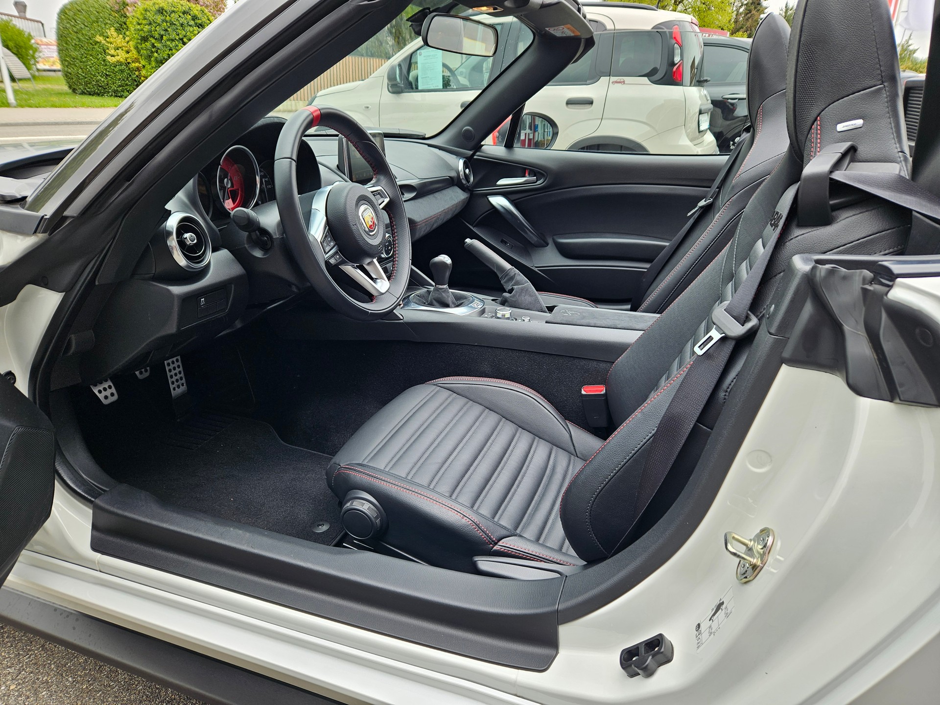 FIAT 124 Spider 1.4 TB Abarth Rally-image-5