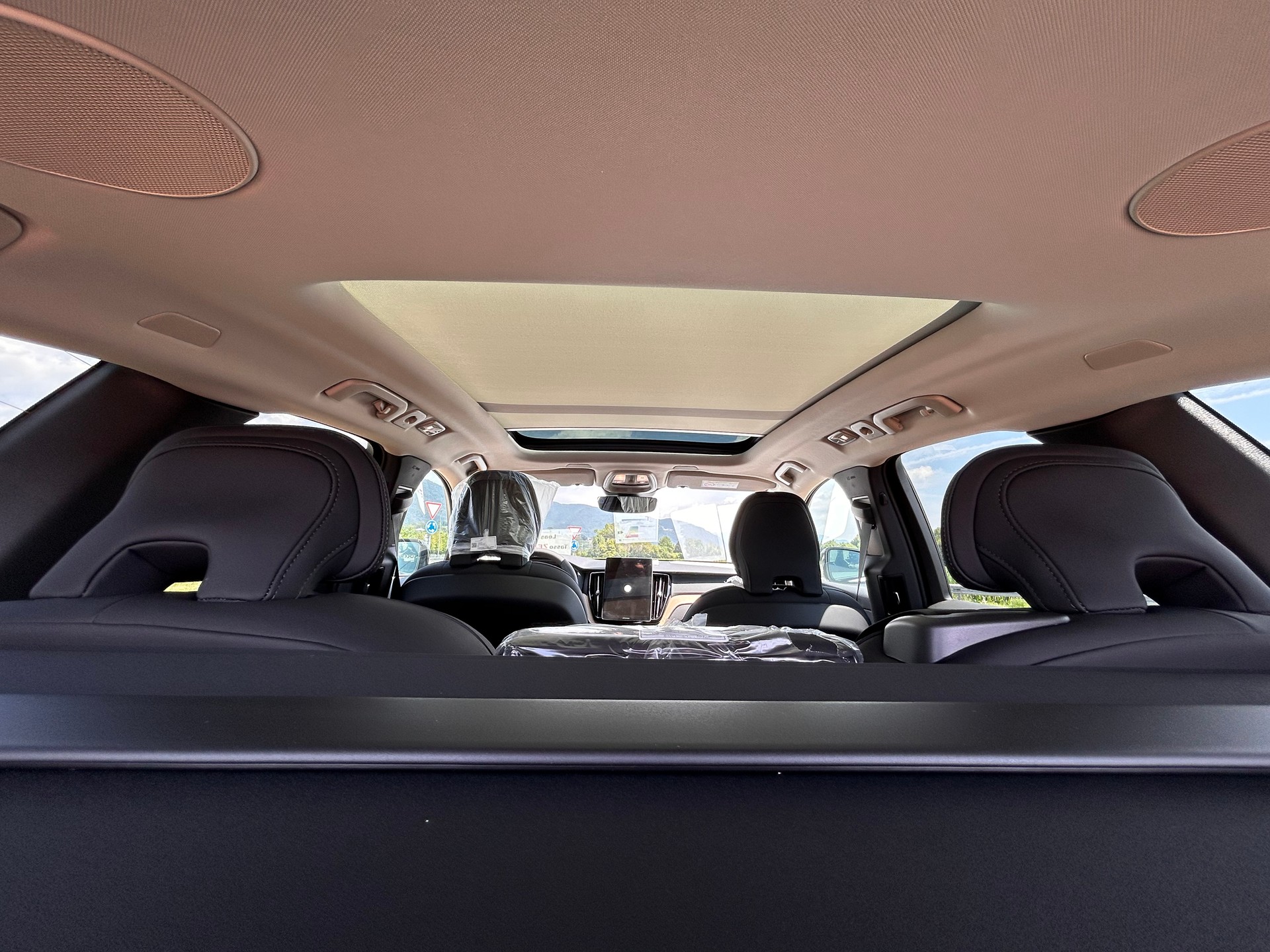 VOLVO XC60 T6 eAWD PluginHybrid Plus Dark Geartronic-image-5