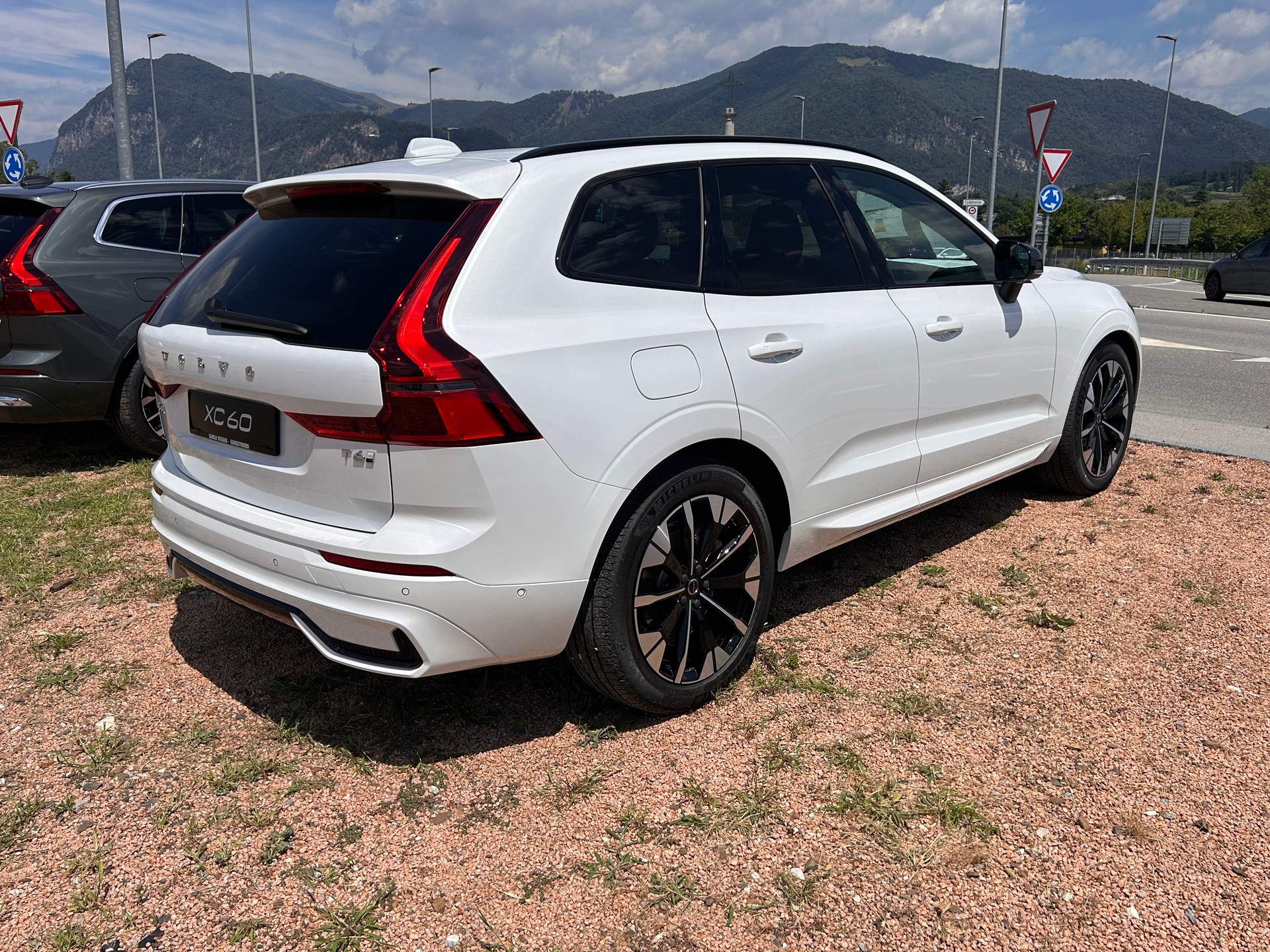 VOLVO XC60 T6 eAWD PluginHybrid Plus Dark Geartronic-image-4