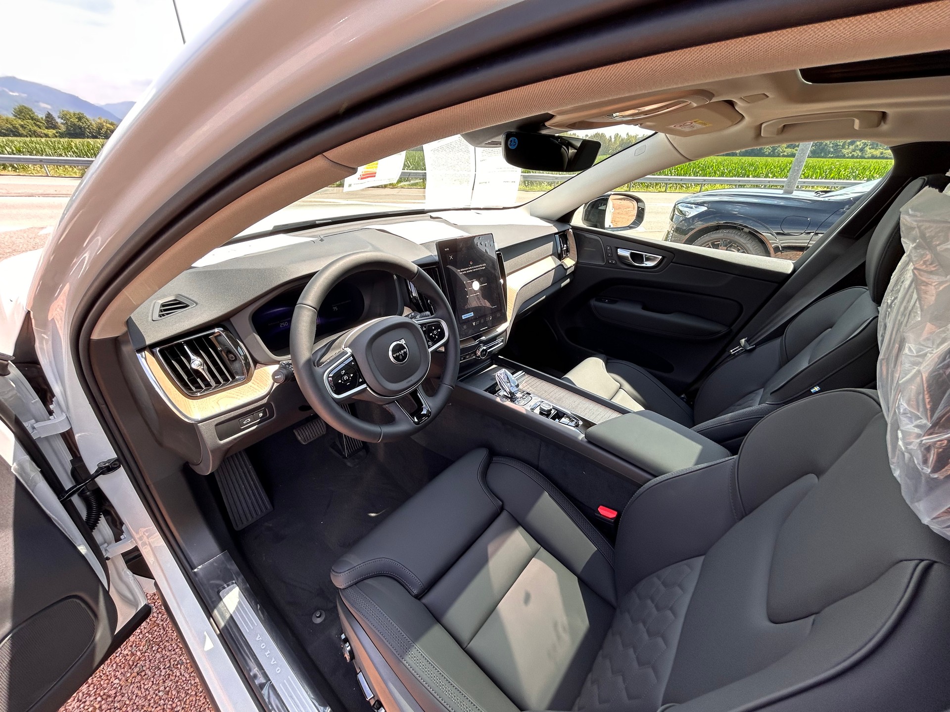VOLVO XC60 T6 eAWD PluginHybrid Plus Dark Geartronic-image-6