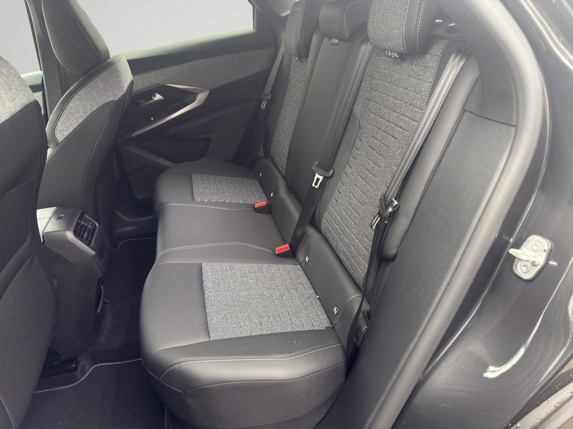 PEUGEOT 3008 145 e-DSC6 Hybrid Allure-image-10