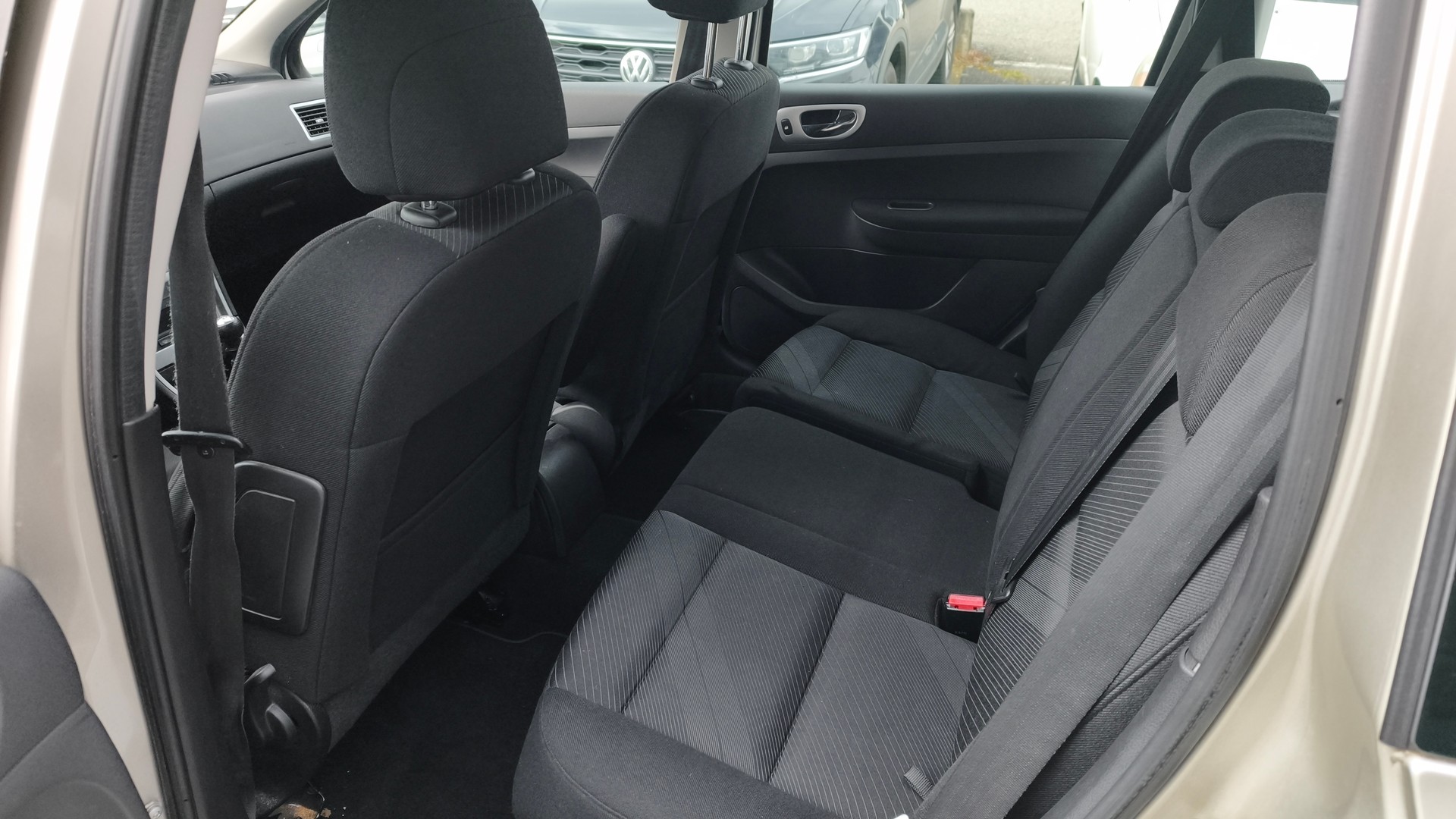 PEUGEOT 307 SW 2.0 HDI Black&Silver Edition-image-11