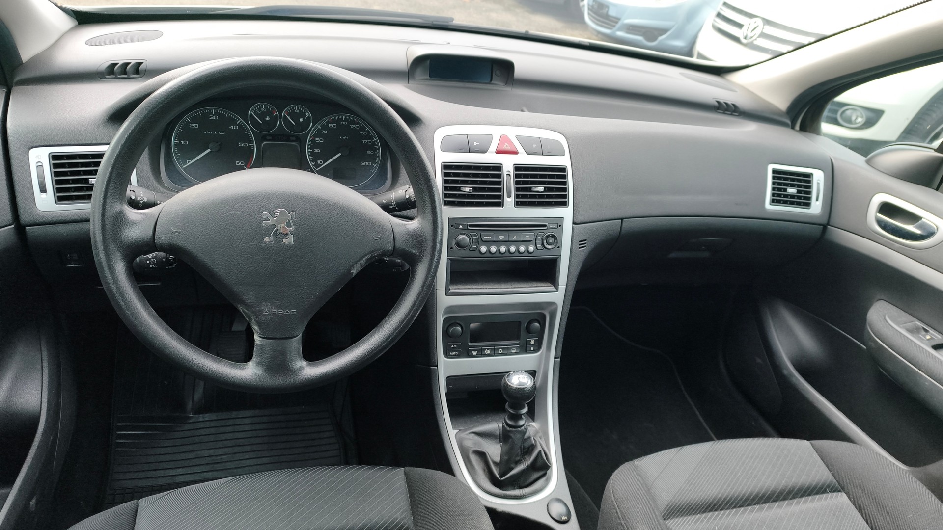 PEUGEOT 307 SW 2.0 HDI Black&Silver Edition-image-6