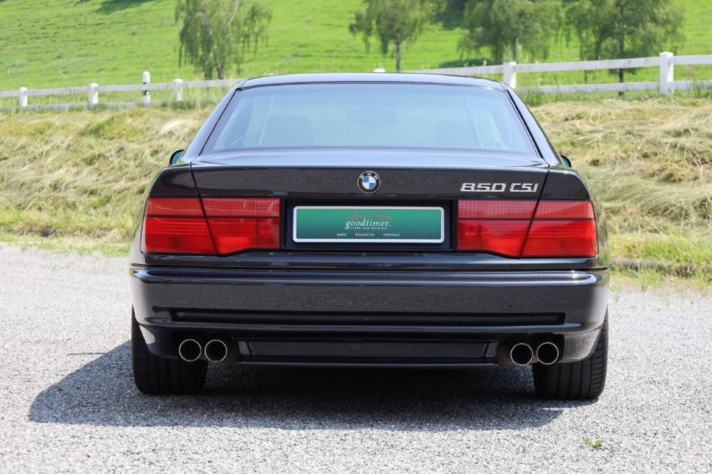 BMW CSi-showroom-element-3