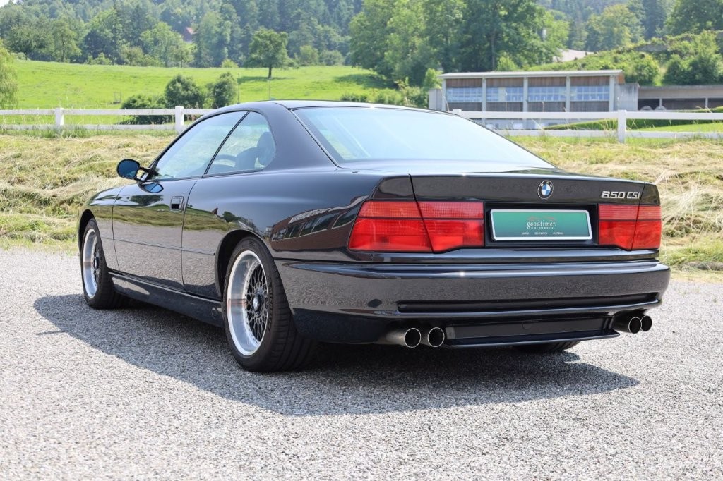 BMW CSi-showroom-element-2