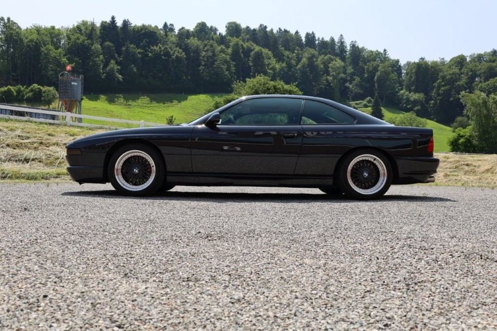 BMW CSi-showroom-element-1