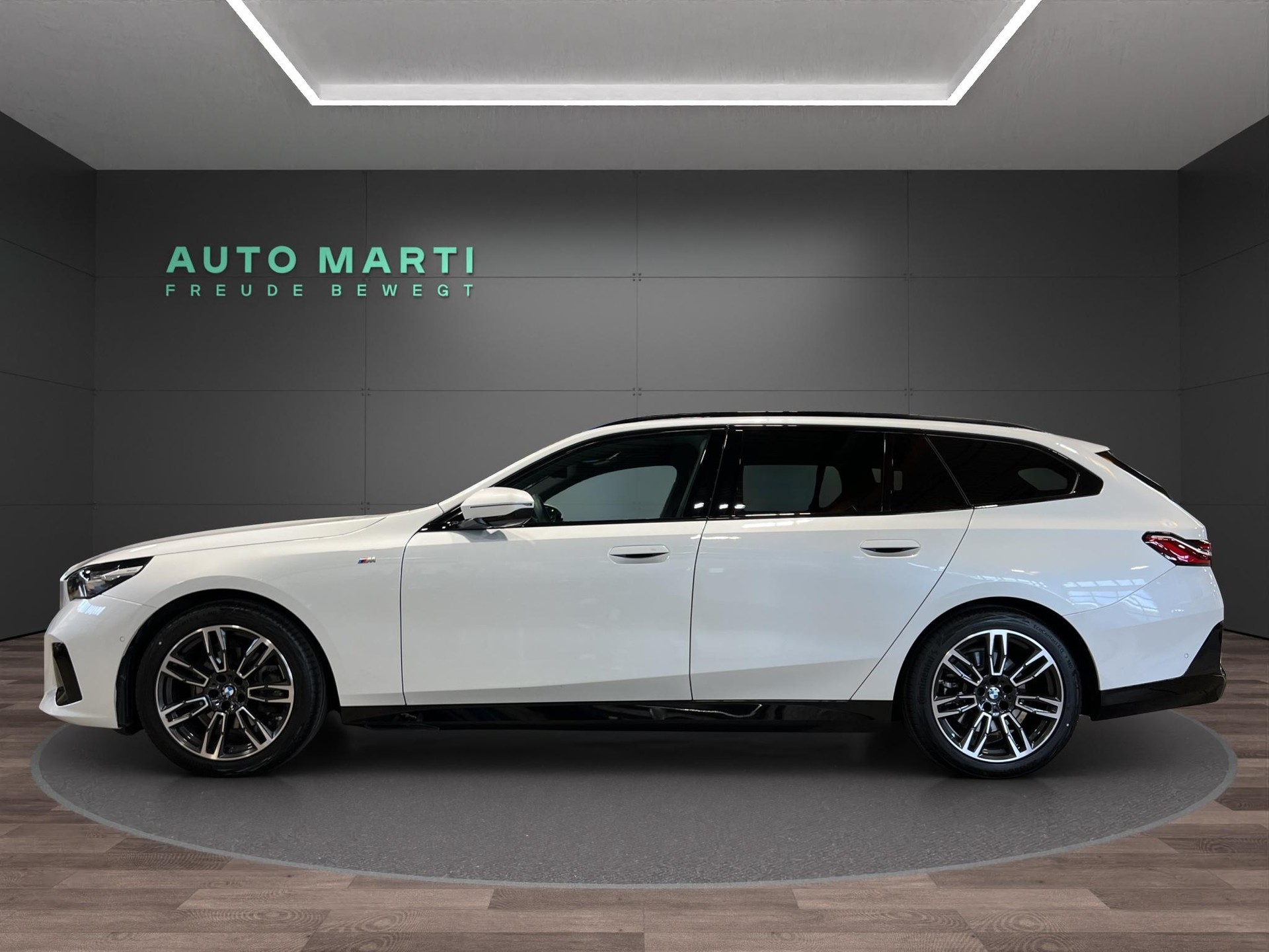 BMW 520d xDrive Touring M Sport-showroom-element-1