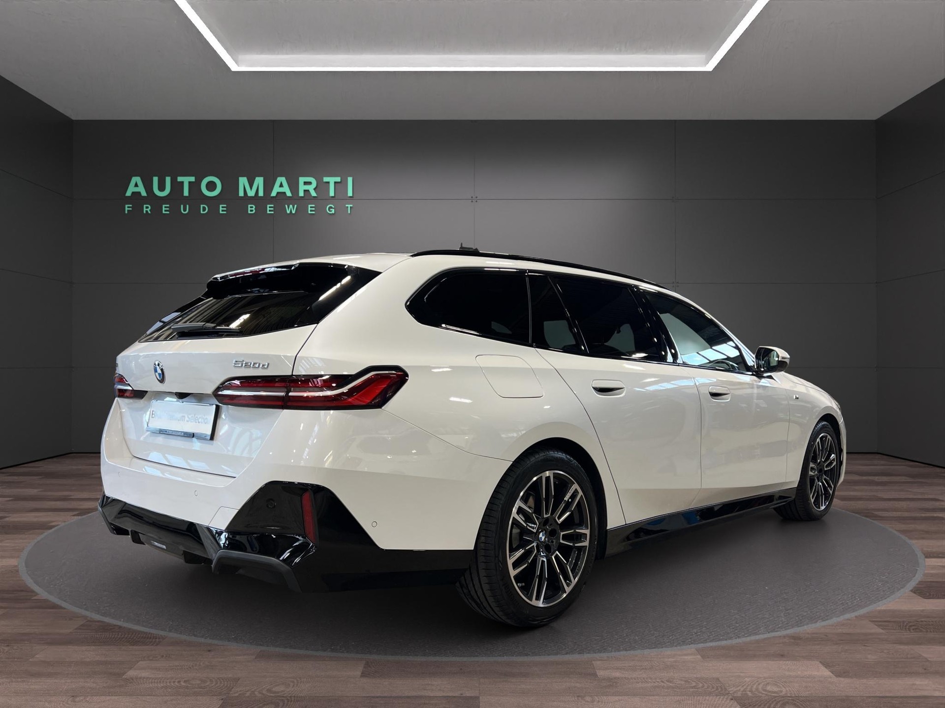 BMW 520d xDrive Touring M Sport-showroom-element-3