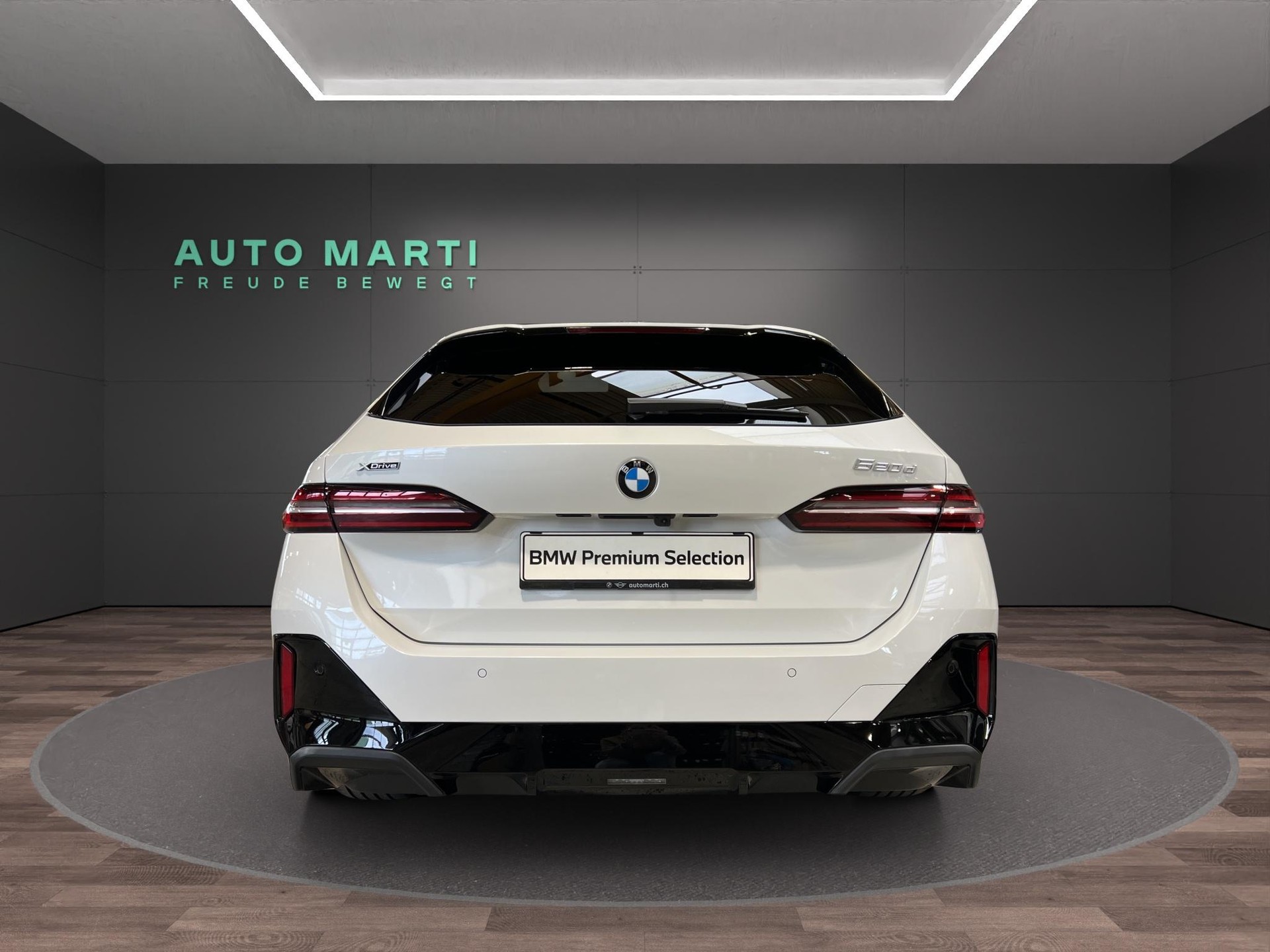BMW 520d xDrive Touring M Sport-showroom-element-2