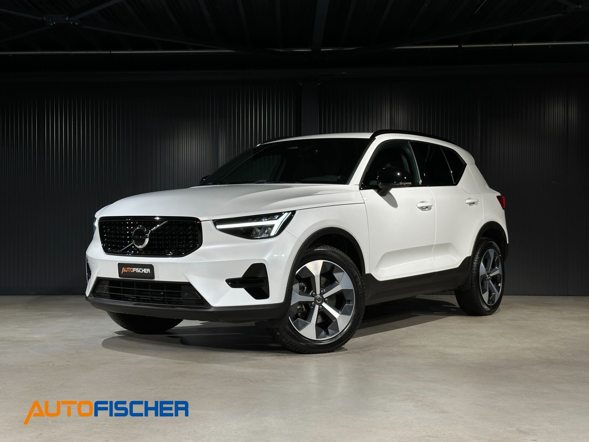 VOLVO XC40 B3 Benzin Mild Hybrid Plus Dark DCT