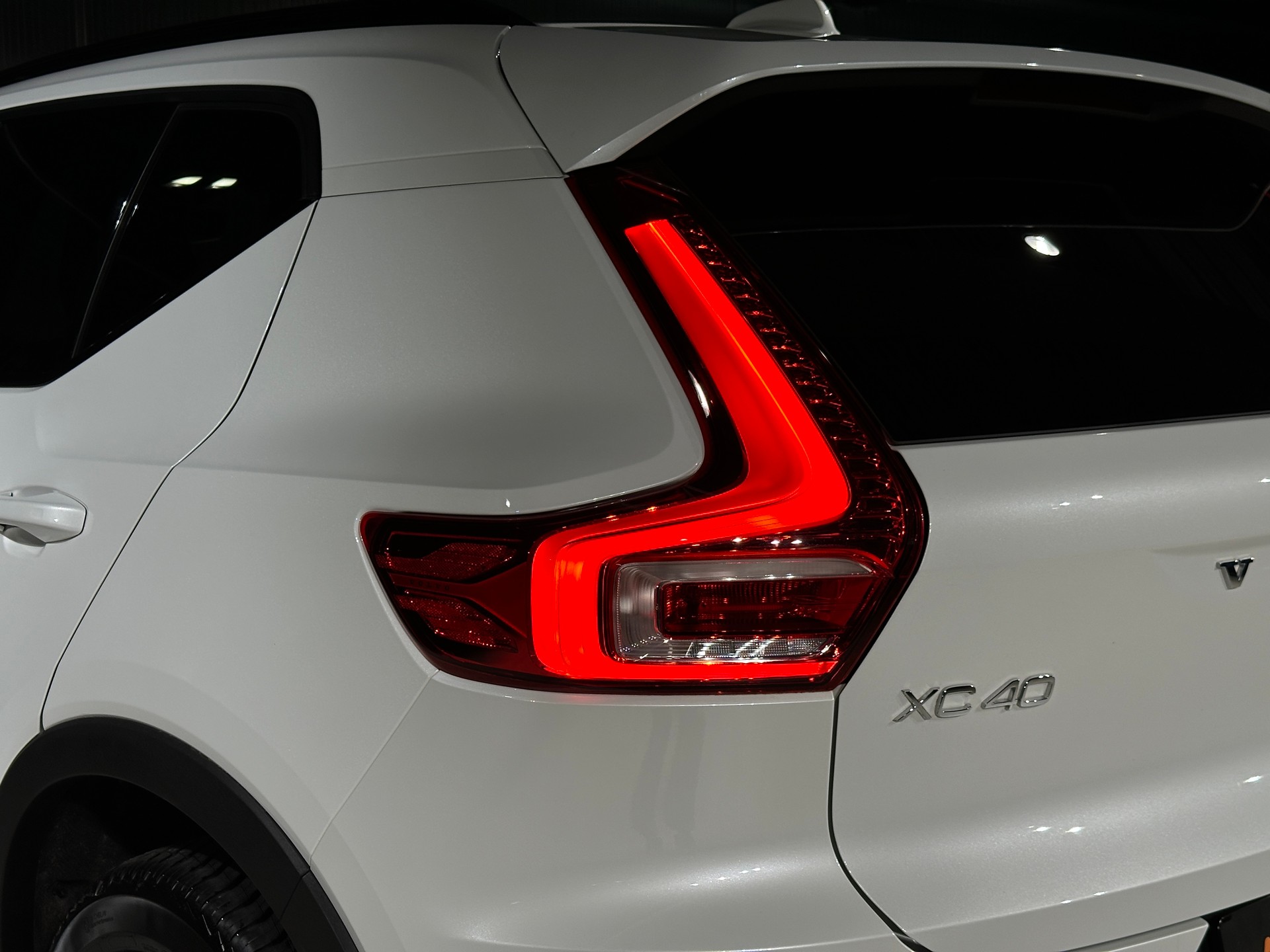 VOLVO XC40 B3 Benzin Mild Hybrid Plus Dark DCT-image-27