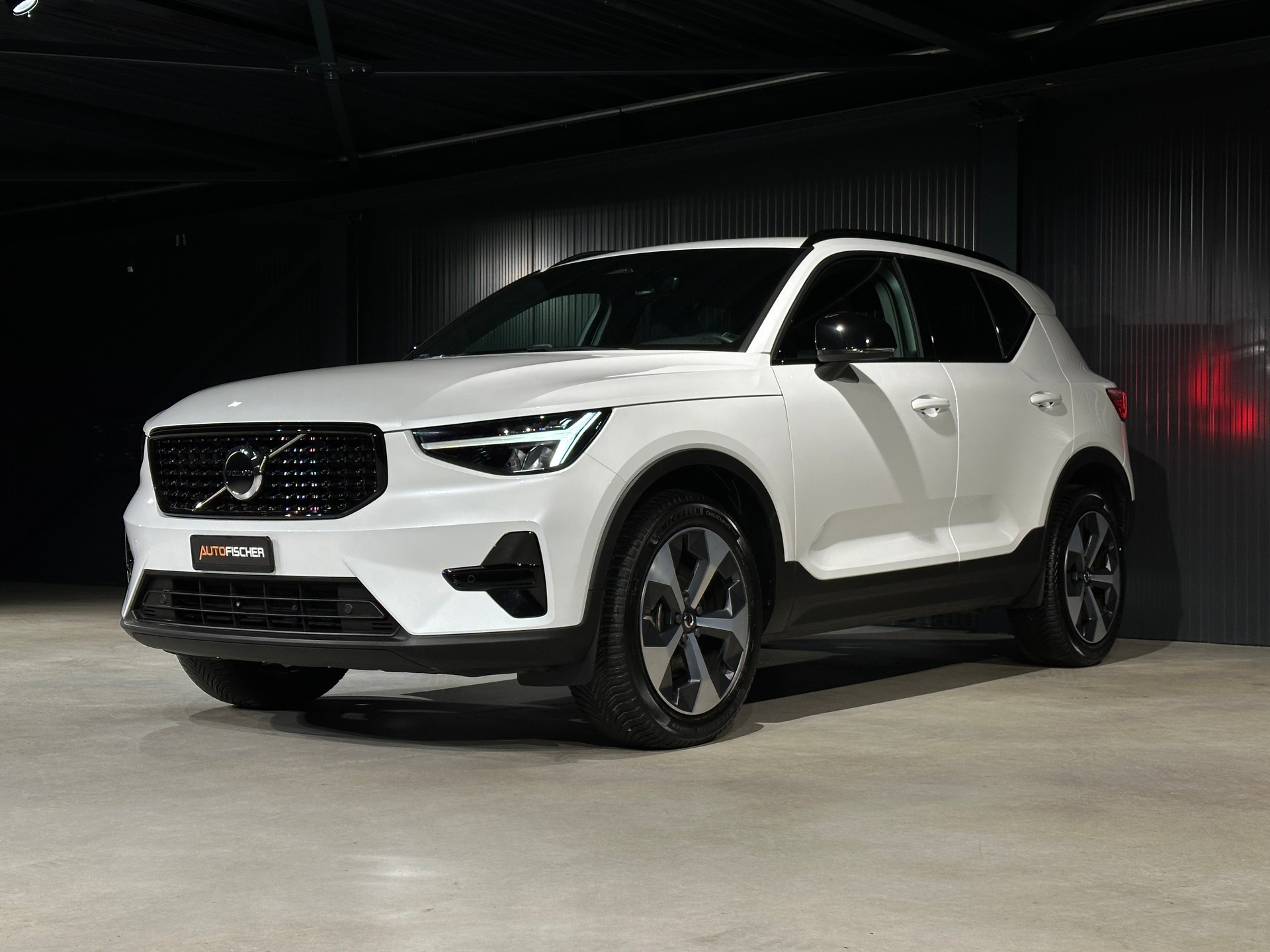 VOLVO XC40 B3 Benzin Mild Hybrid Plus Dark DCT-showroom-element-3