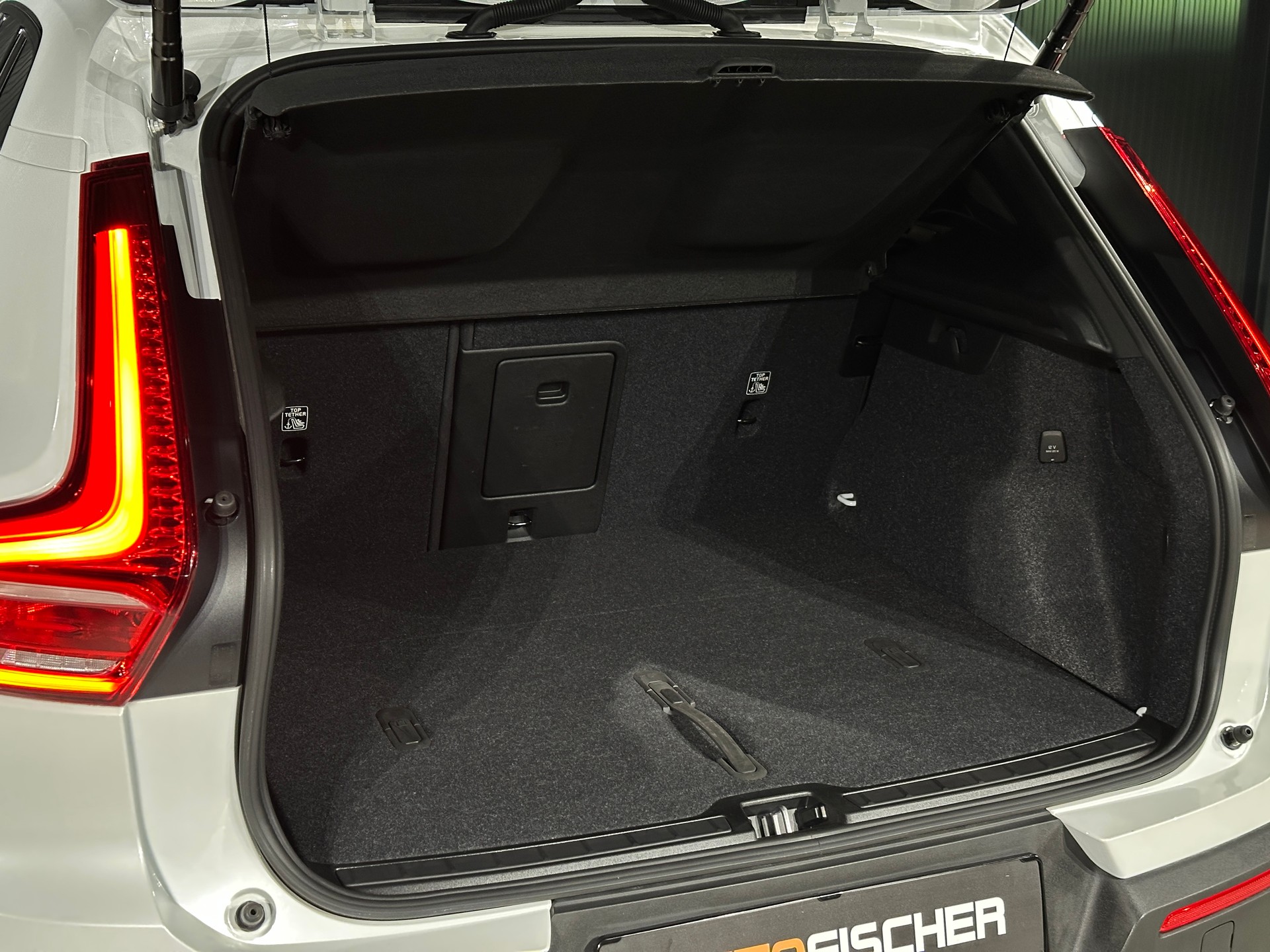 VOLVO XC40 B3 Benzin Mild Hybrid Plus Dark DCT-image-24