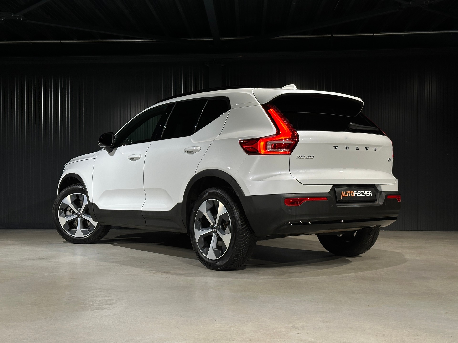VOLVO XC40 B3 Benzin Mild Hybrid Plus Dark DCT-showroom-element-1