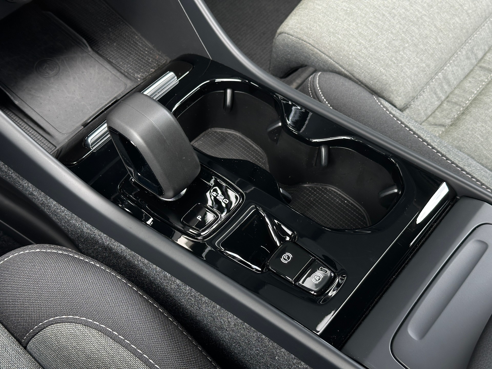 VOLVO XC40 B3 Benzin Mild Hybrid Plus Dark DCT-image-20