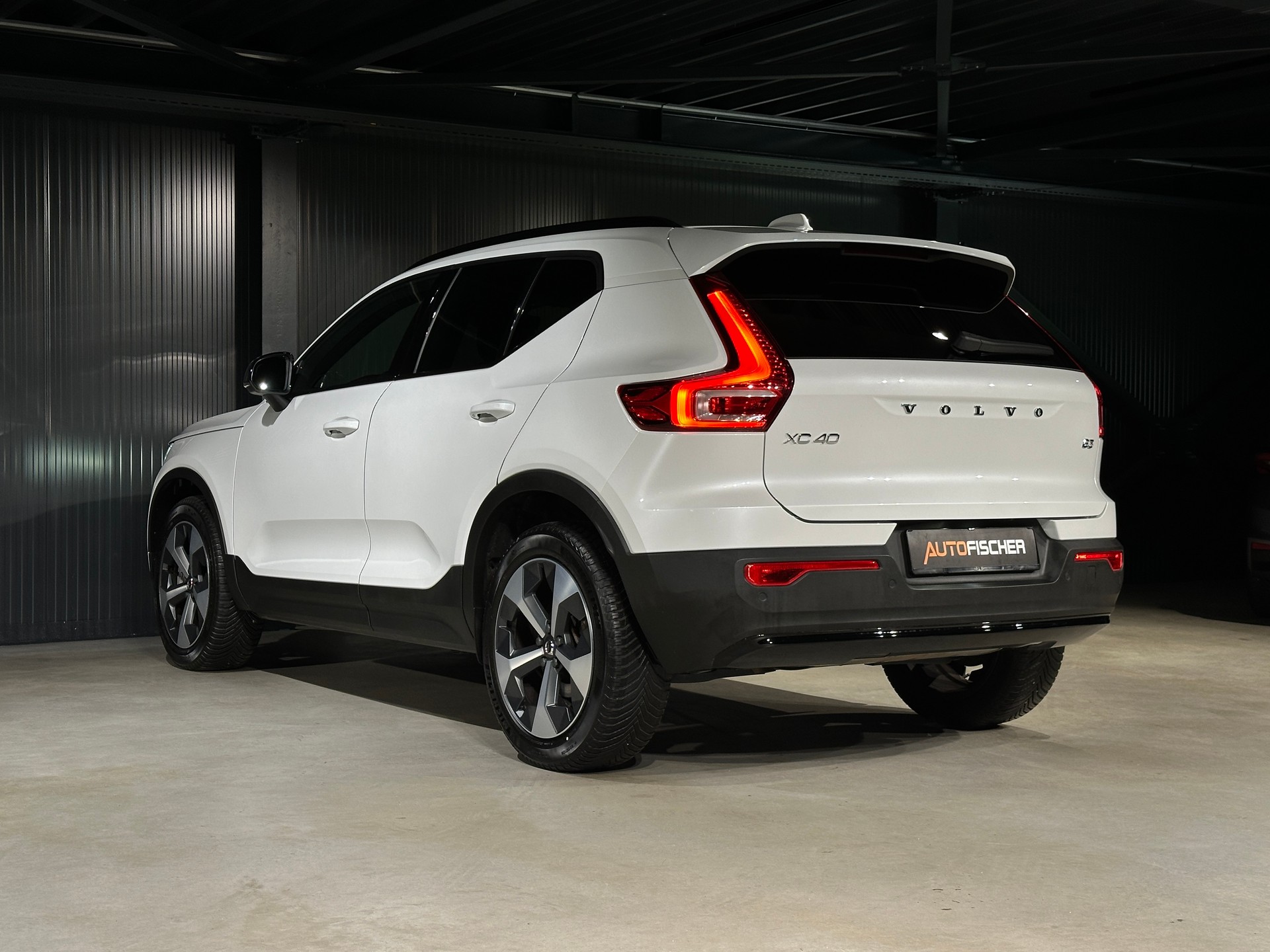 VOLVO XC40 B3 Benzin Mild Hybrid Plus Dark DCT-image-7