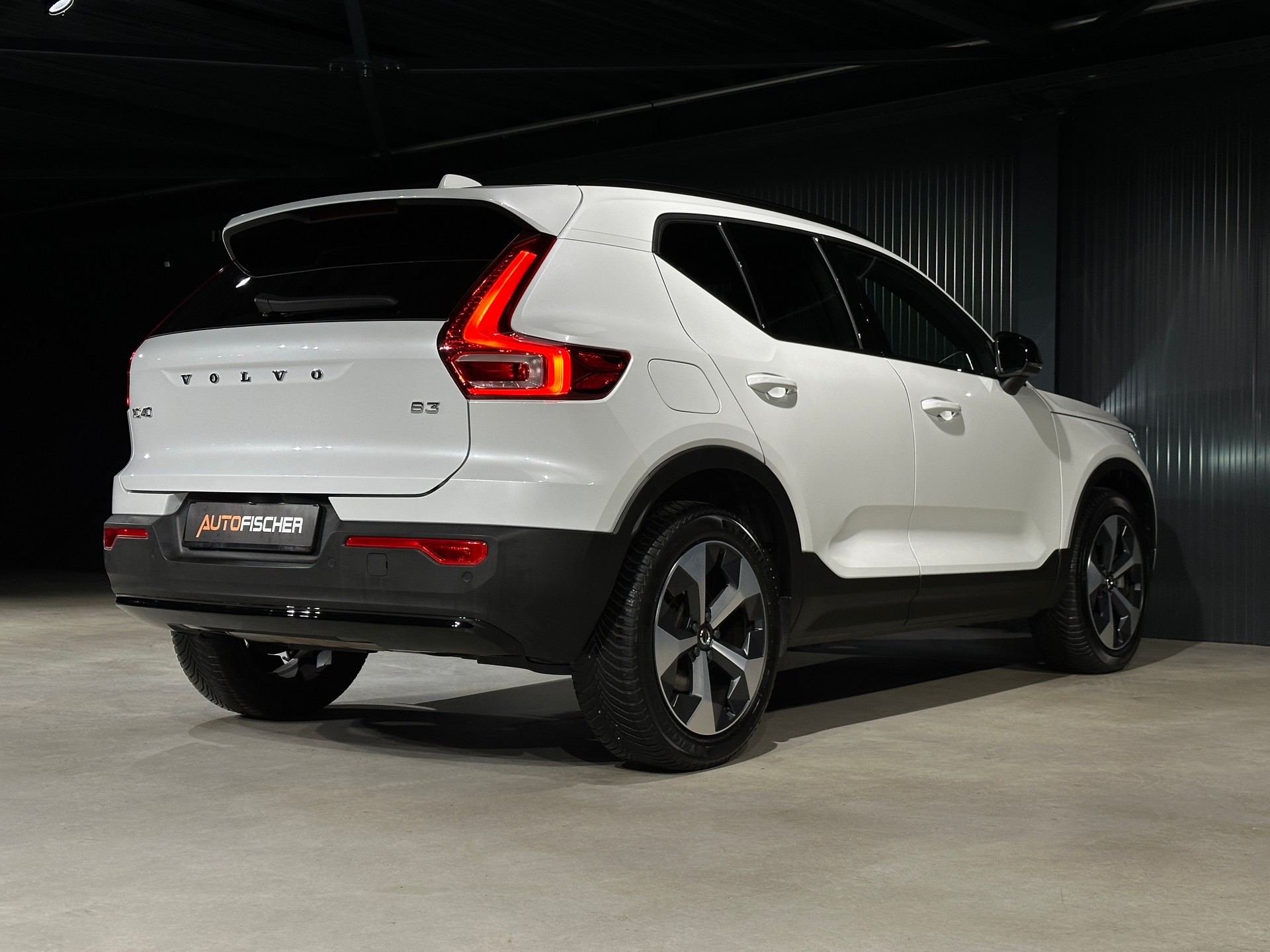 VOLVO XC40 B3 Benzin Mild Hybrid Plus Dark DCT-image-6