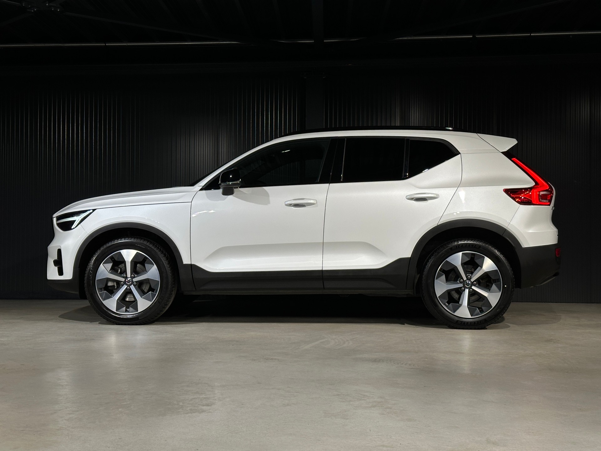 VOLVO XC40 B3 Benzin Mild Hybrid Plus Dark DCT-image-8