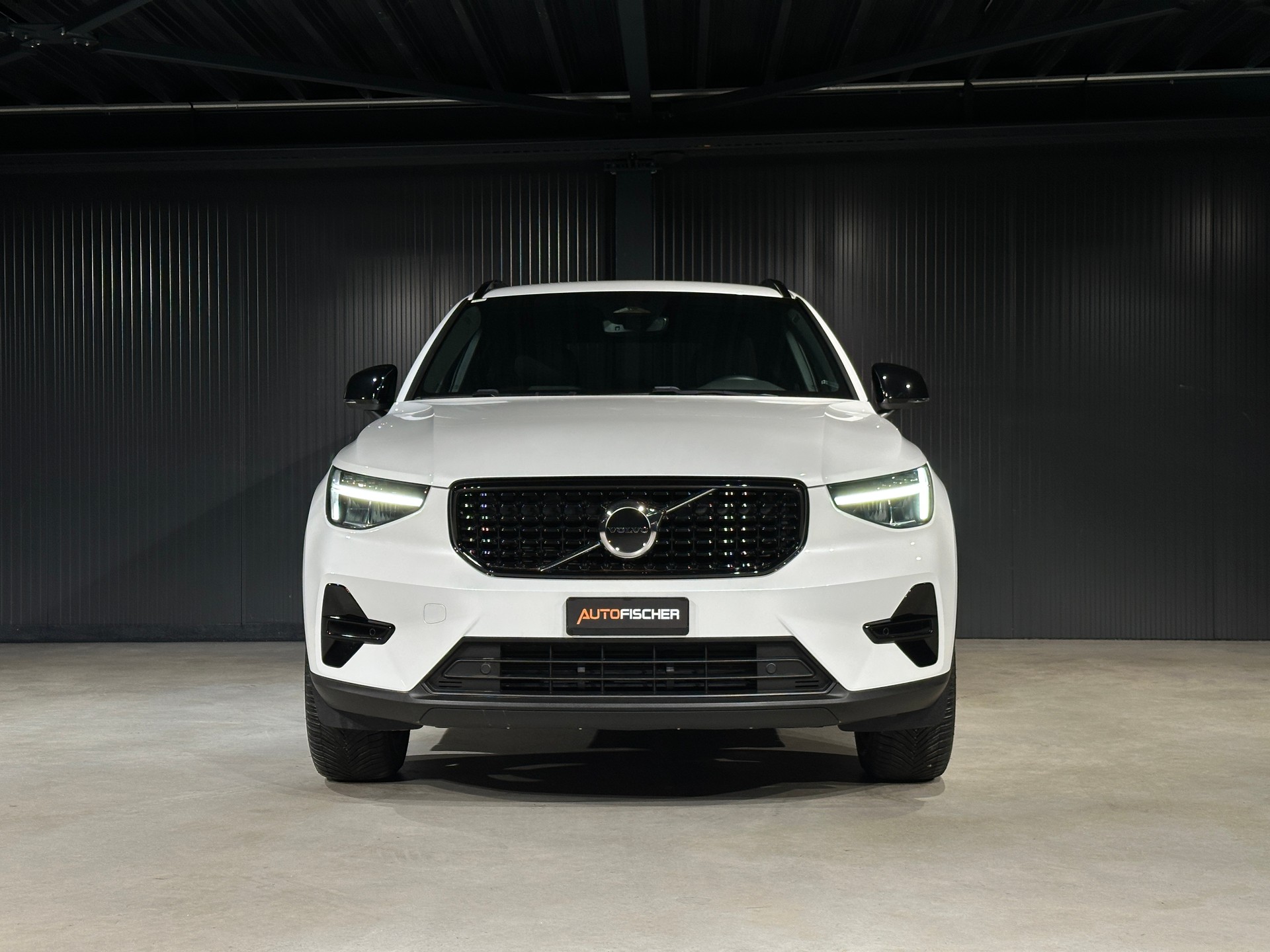 VOLVO XC40 B3 Benzin Mild Hybrid Plus Dark DCT-showroom-element-2