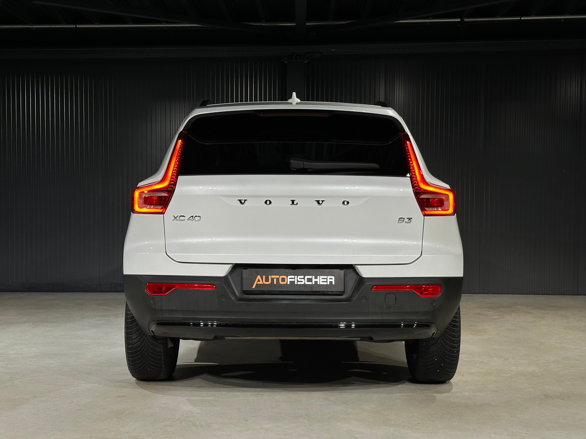 VOLVO XC40 B3 Benzin Mild Hybrid Plus Dark DCT-image-5