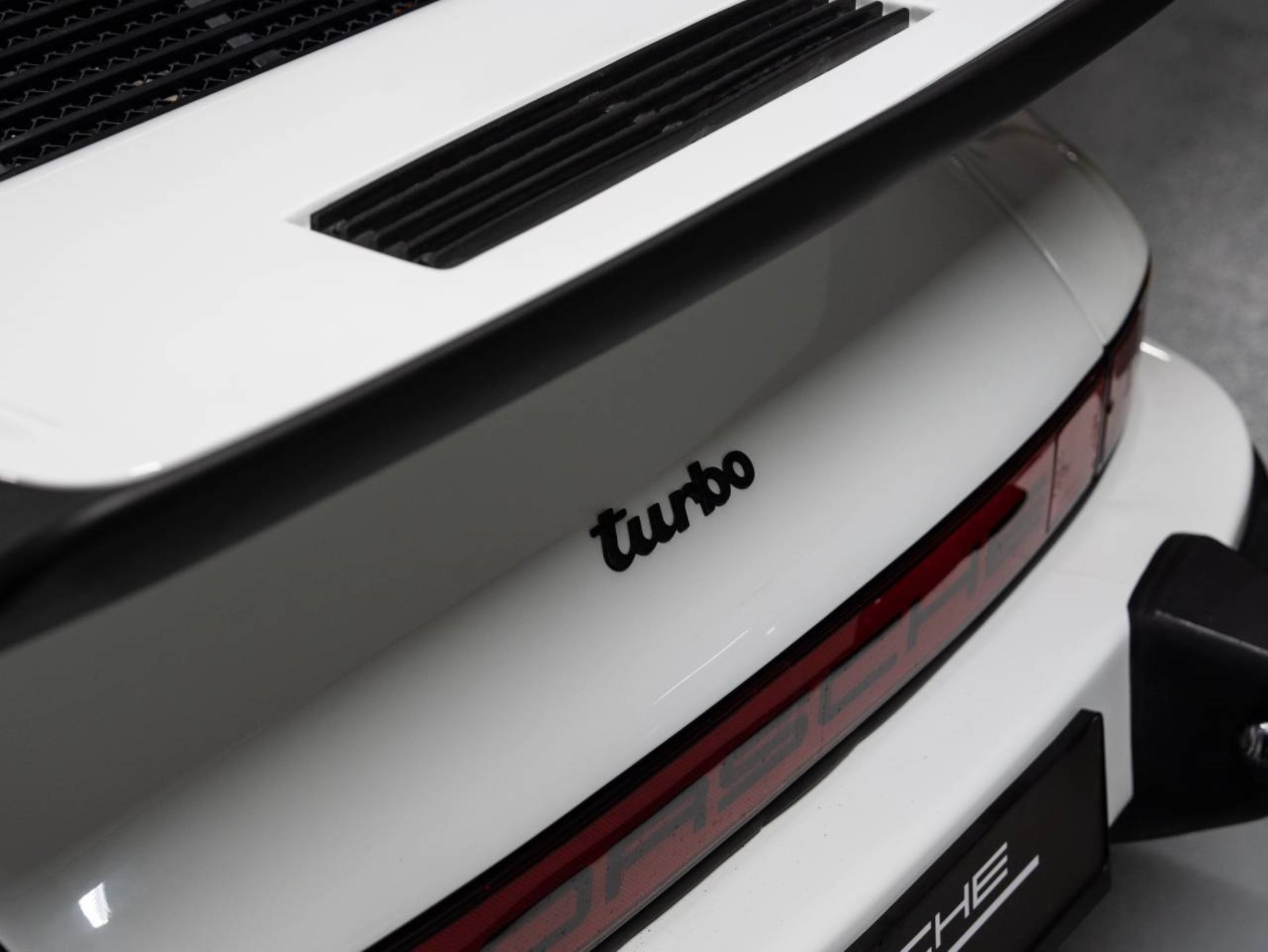 PORSCHE 911 Turbo 3.0 Coupé-image-25