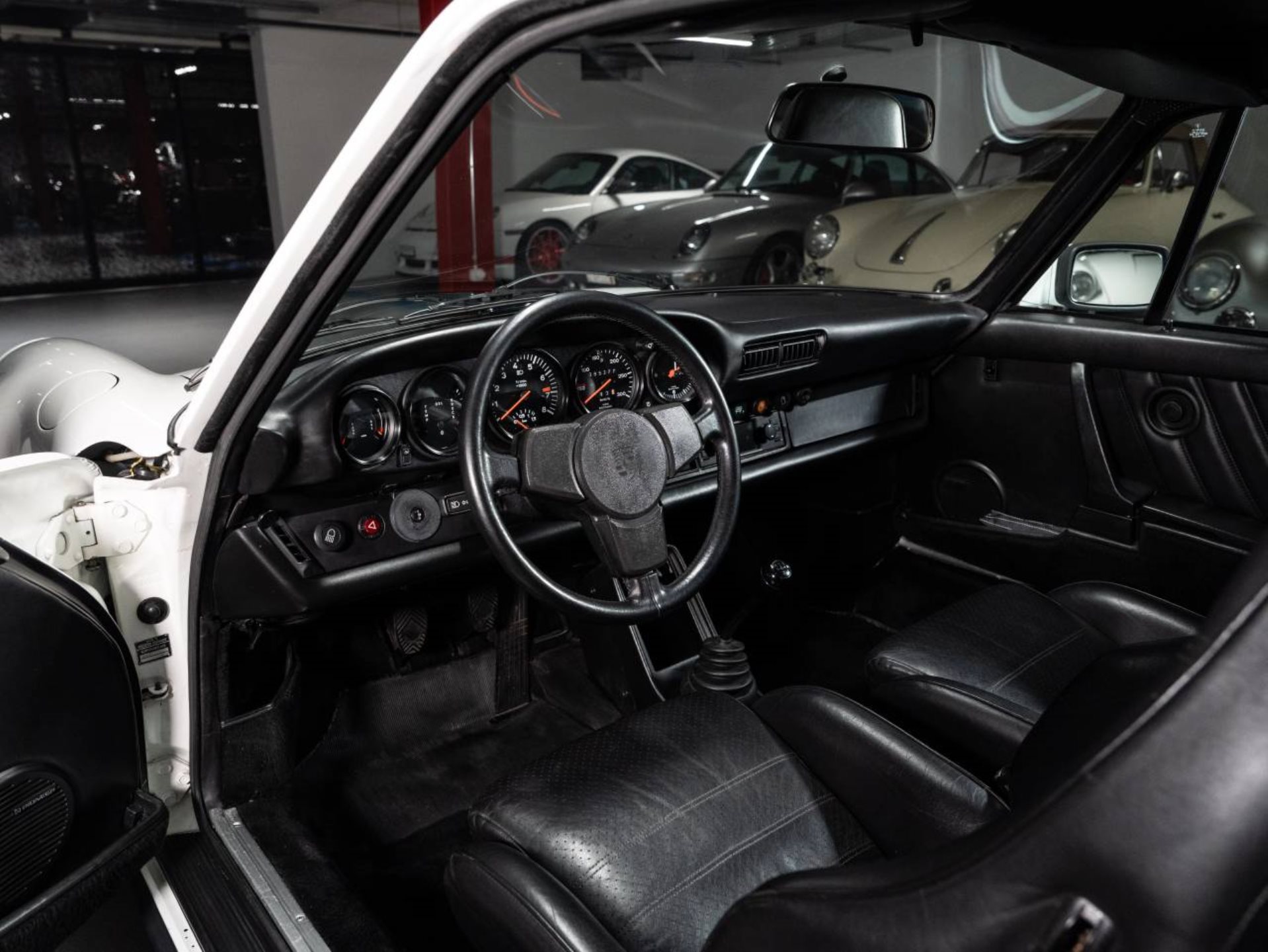 PORSCHE 911 Turbo 3.0 Coupé-showroom-element-3