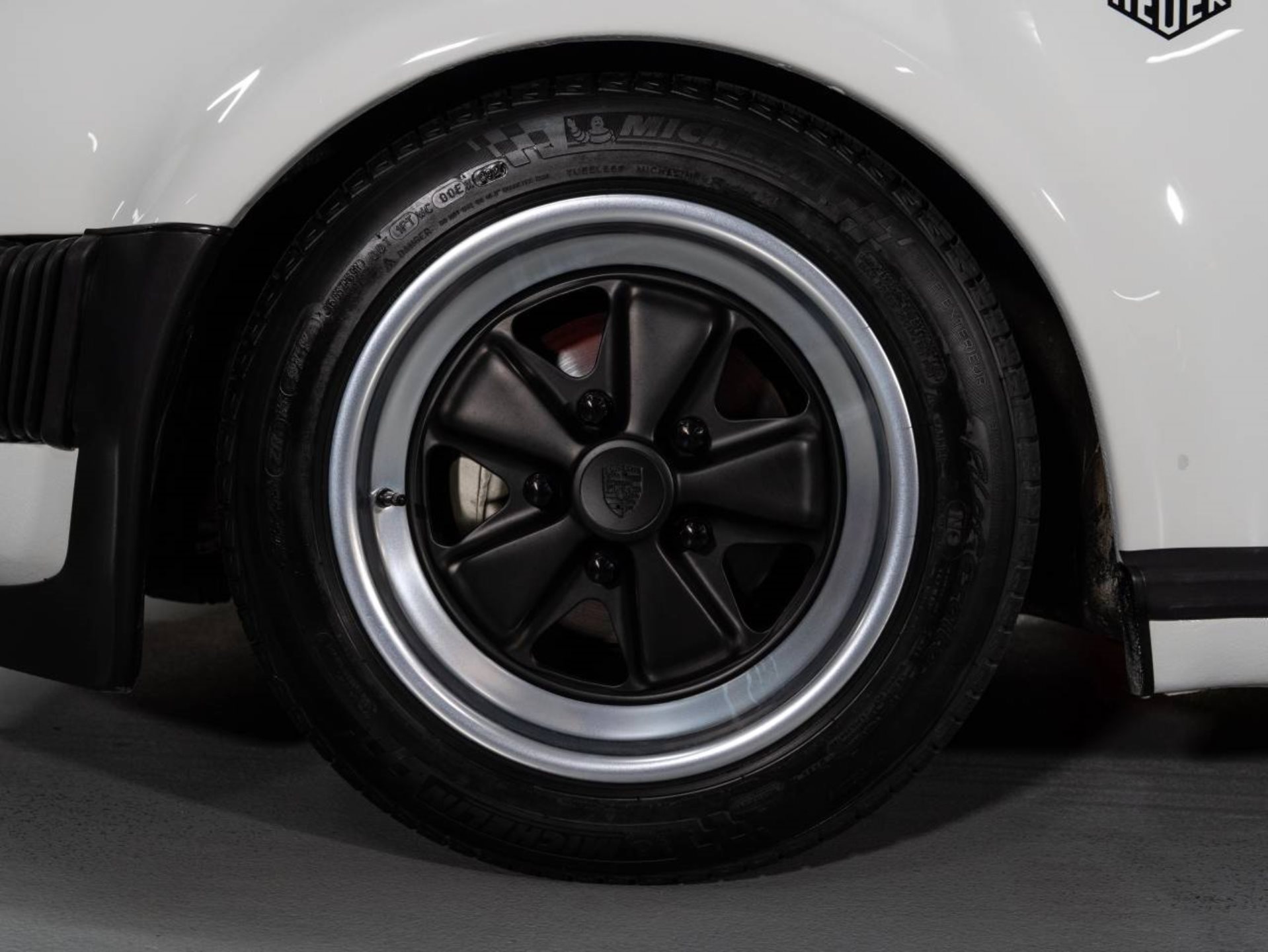 PORSCHE 911 Turbo 3.0 Coupé-image-18