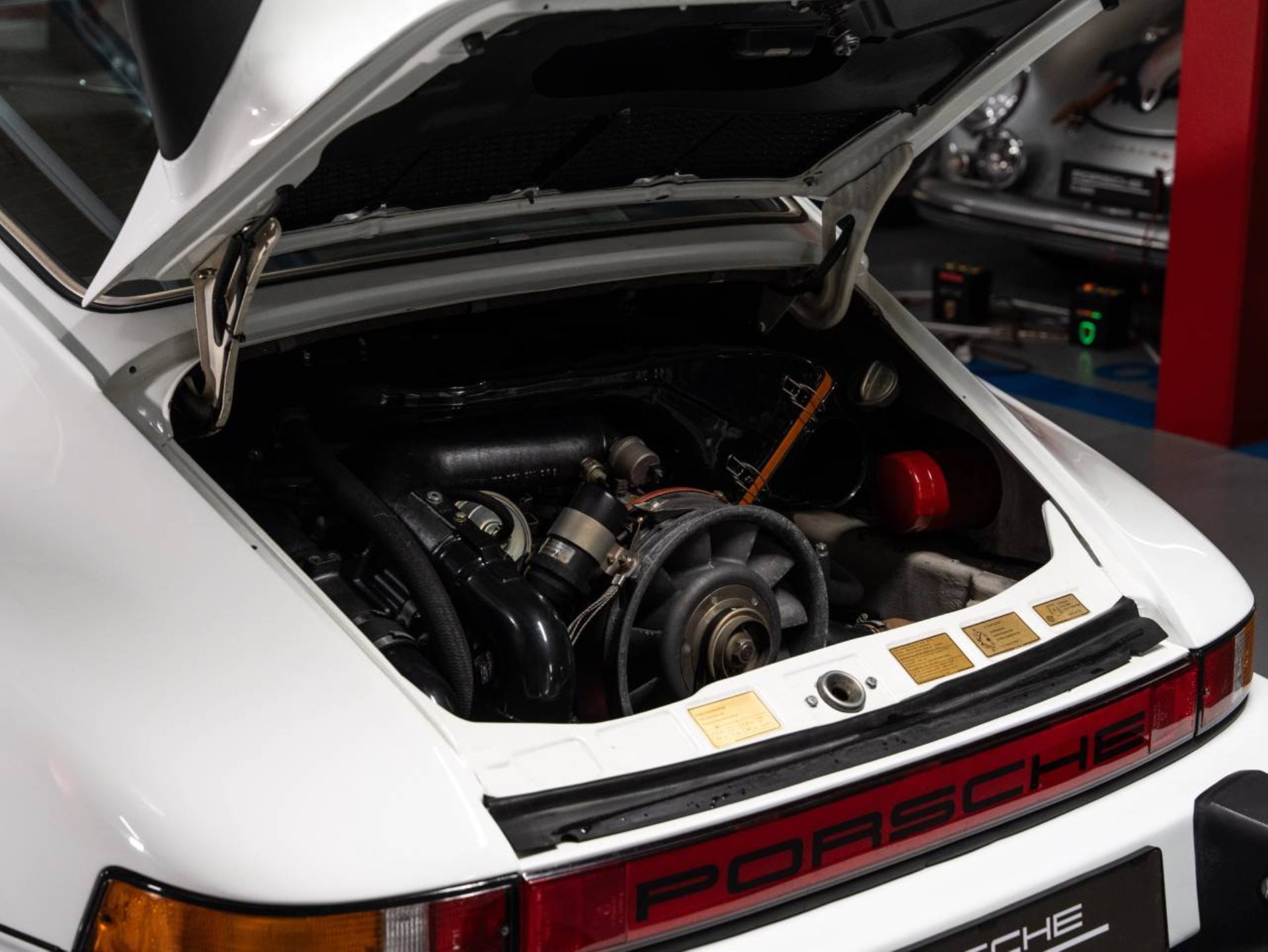 PORSCHE 911 Turbo 3.0 Coupé-image-29