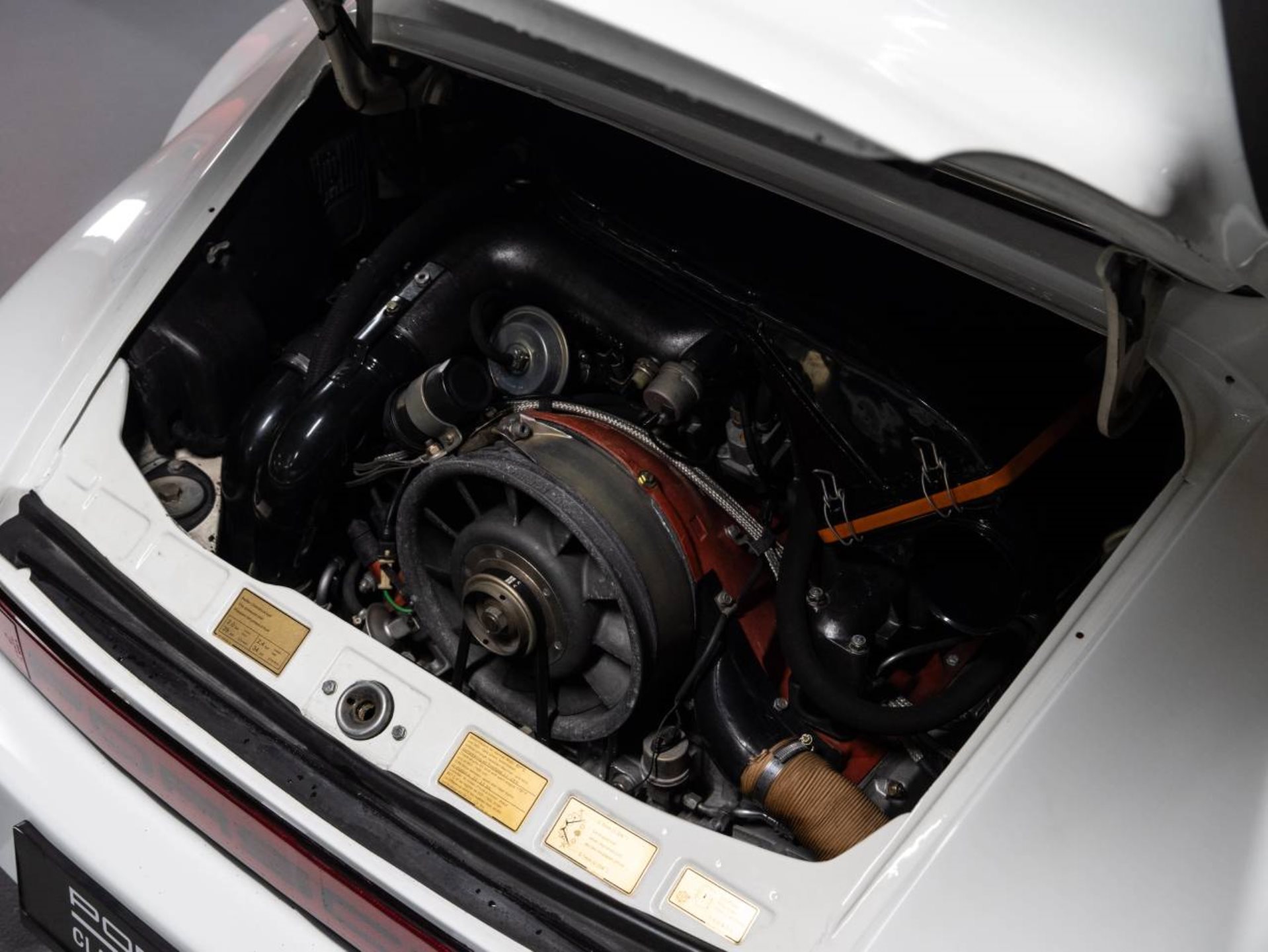 PORSCHE 911 Turbo 3.0 Coupé-image-28