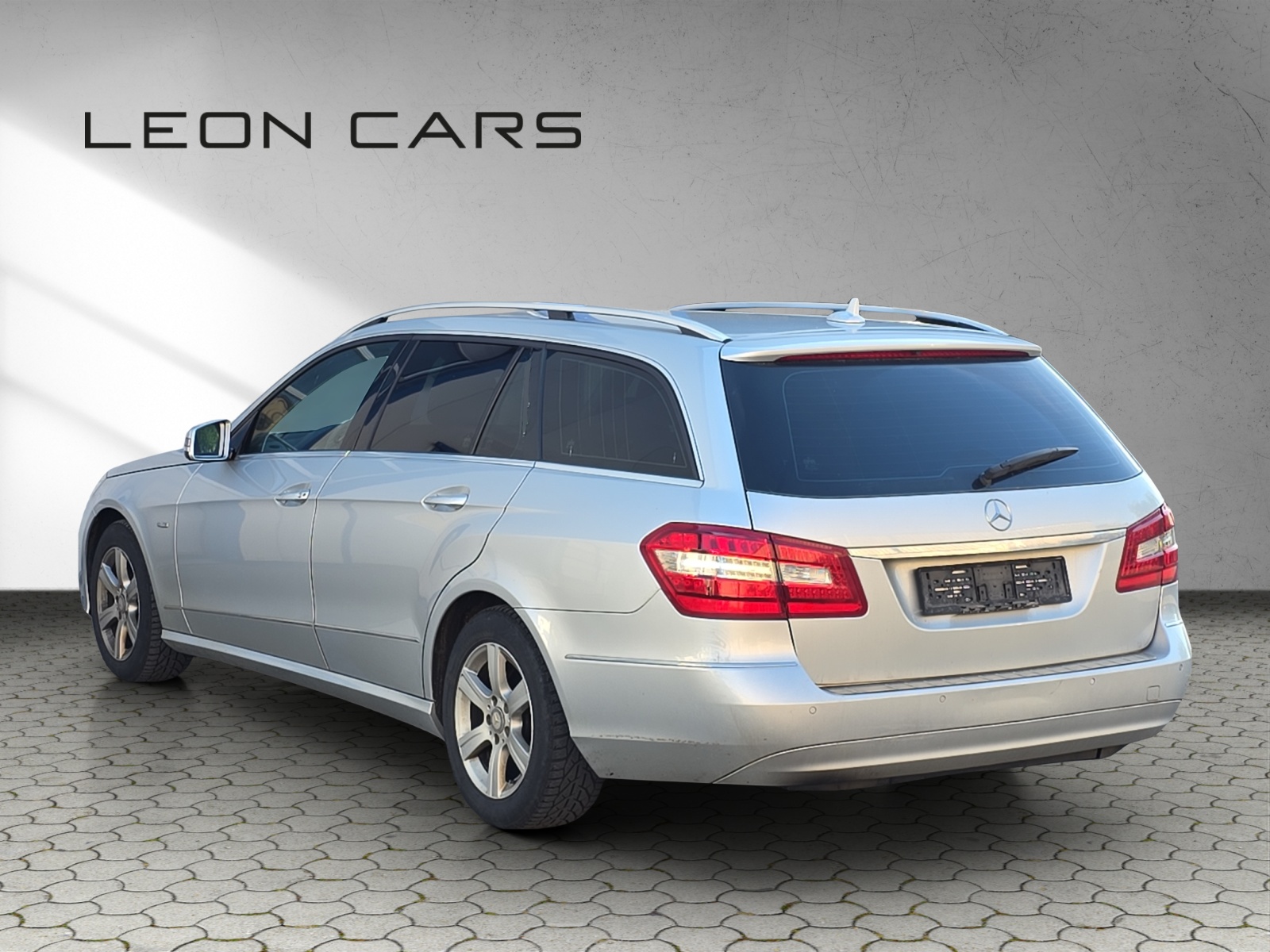 MERCEDES-BENZ E 220 CDI BlueEfficiency Avantgarde Automatic-image-4