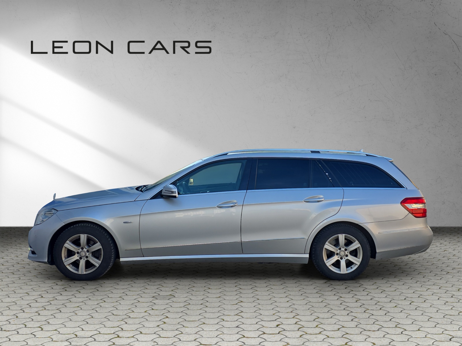 MERCEDES-BENZ E 220 CDI BlueEfficiency Avantgarde Automatic-image-6