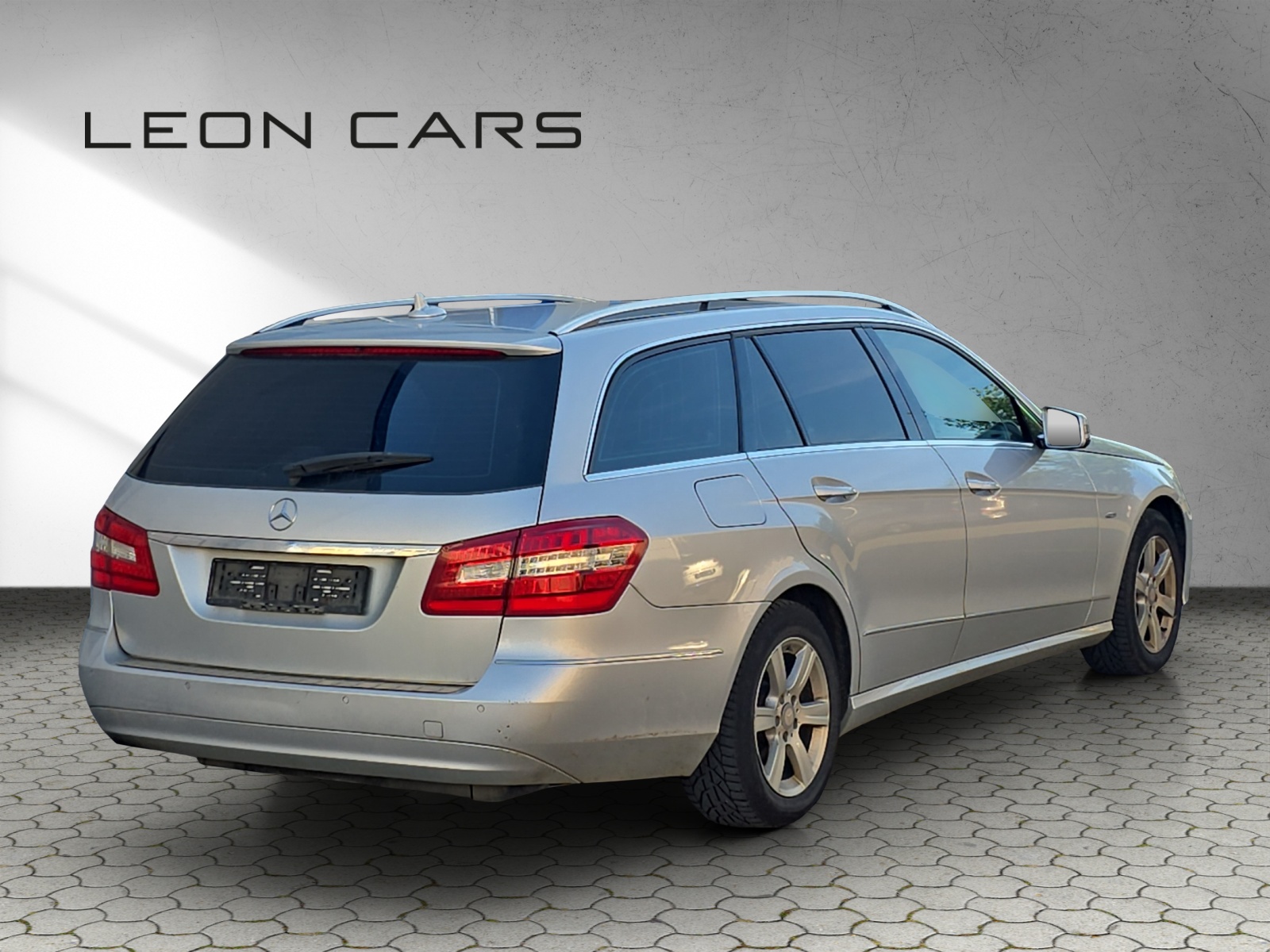 MERCEDES-BENZ E 220 CDI BlueEfficiency Avantgarde Automatic-image-7