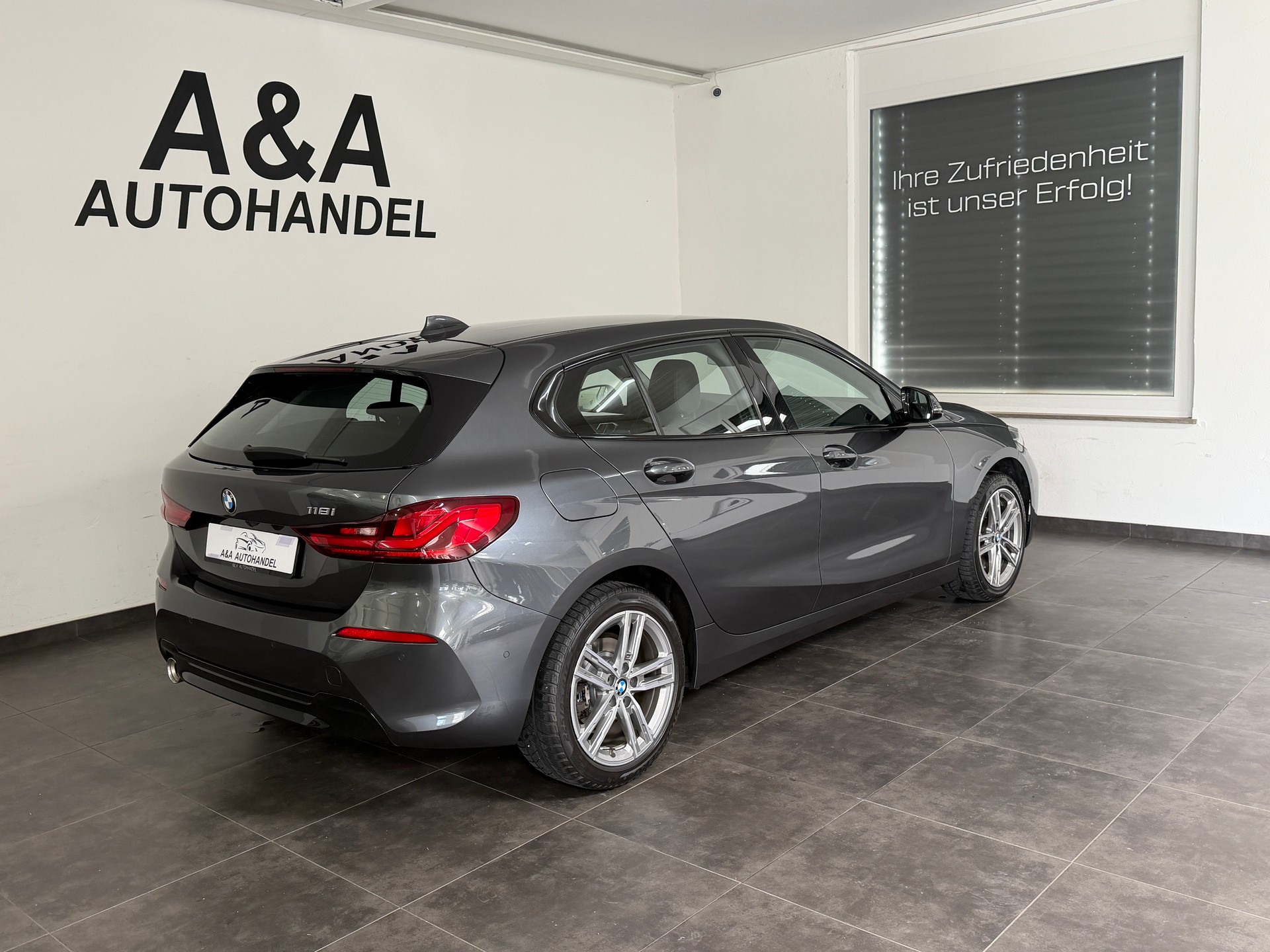 BMW 118i Steptronic Sport Line-showroom-element-3