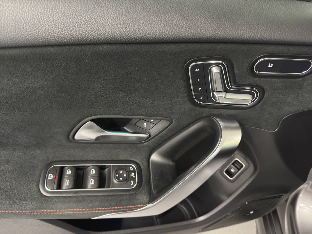 MERCEDES-BENZ A 250 e AMG Line-image-5