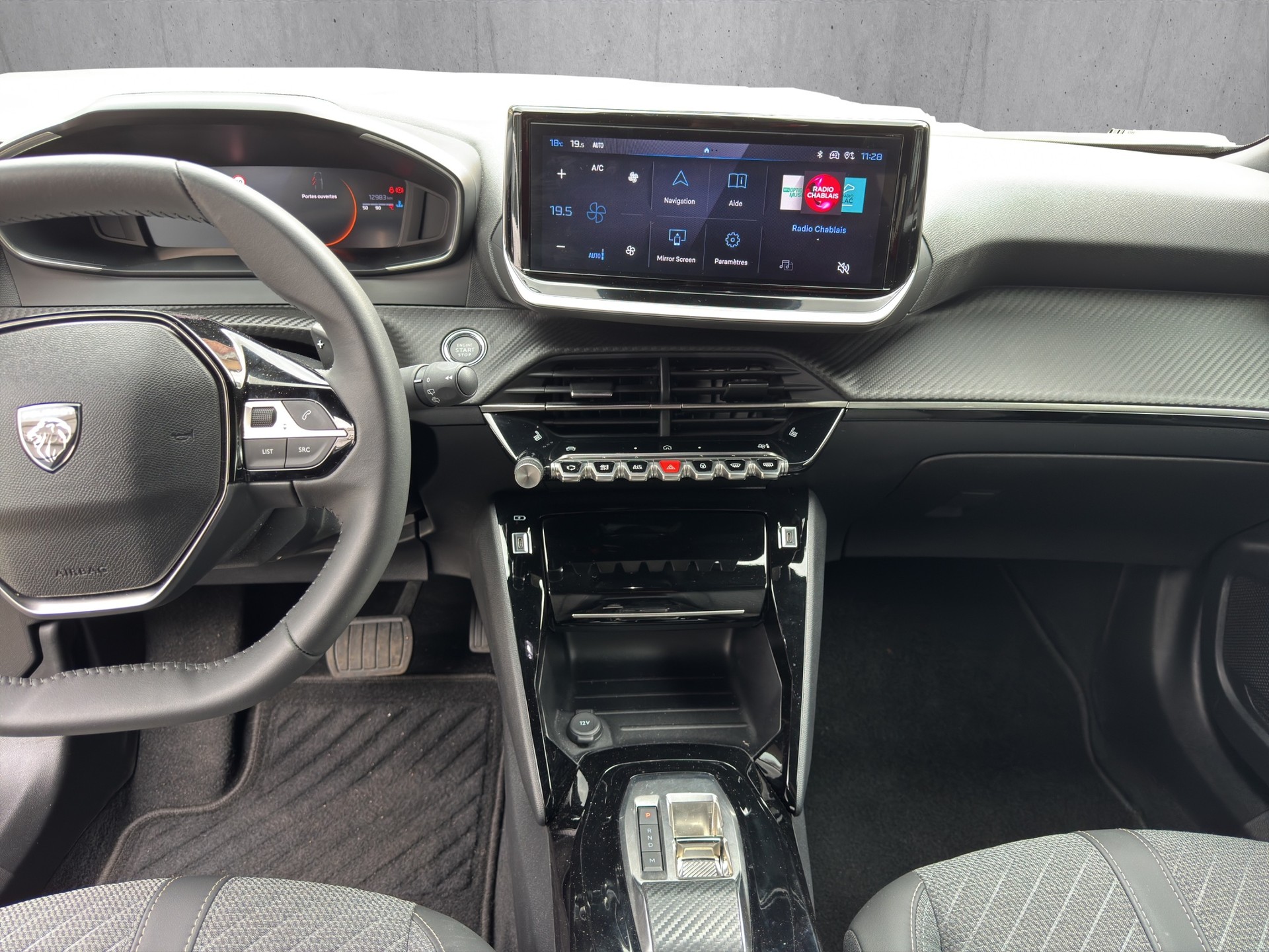 PEUGEOT 2008 1.2 PureTech Allure Premium-image-10