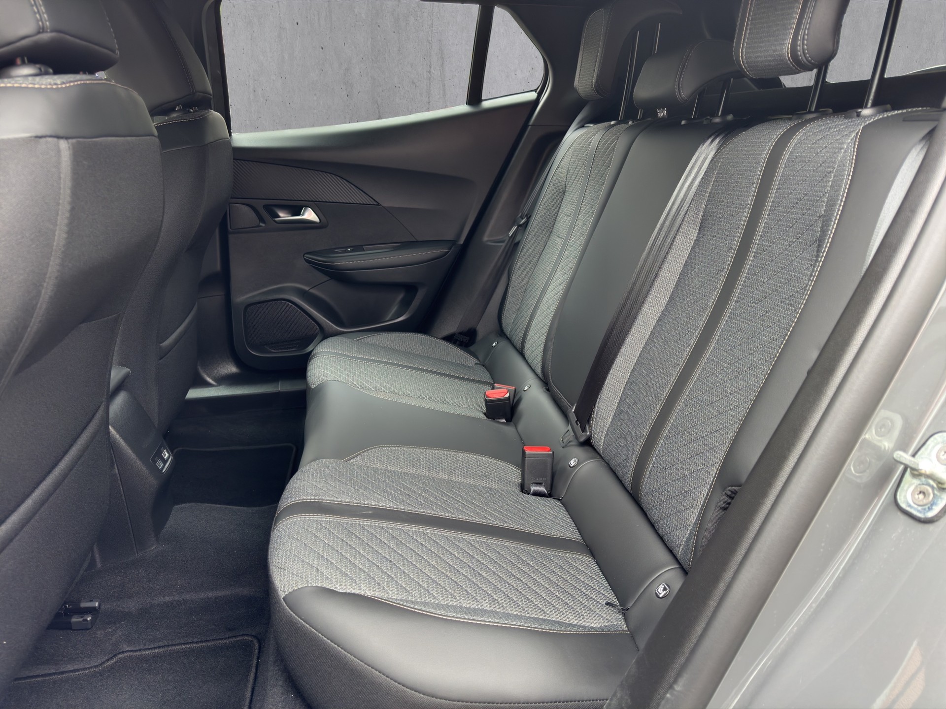 PEUGEOT 2008 1.2 PureTech Allure Premium-image-8