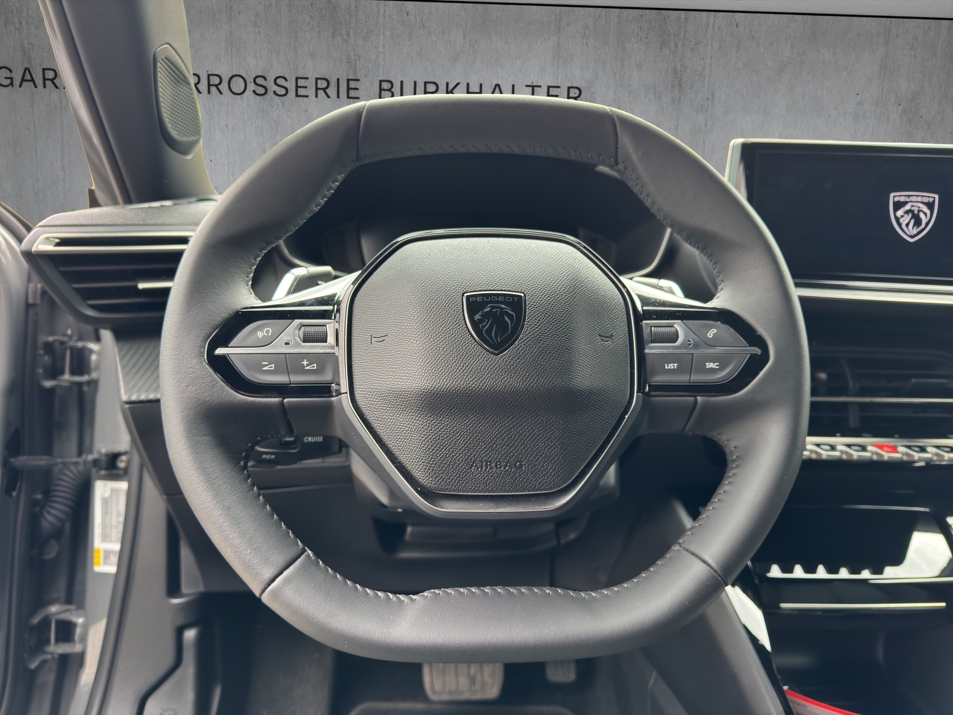 PEUGEOT 2008 1.2 PureTech Allure Premium-image-6