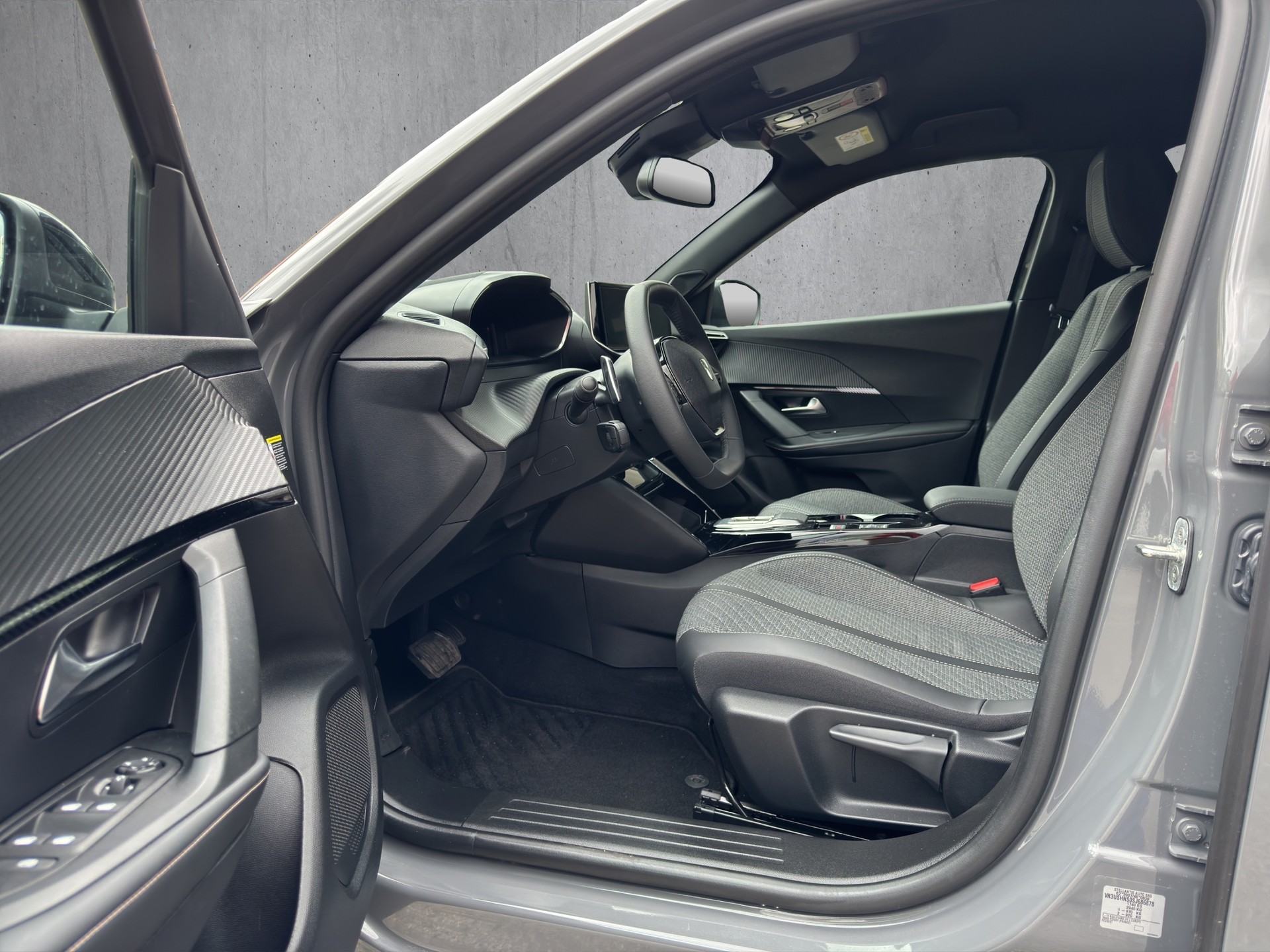 PEUGEOT 2008 1.2 PureTech Allure Premium-image-5