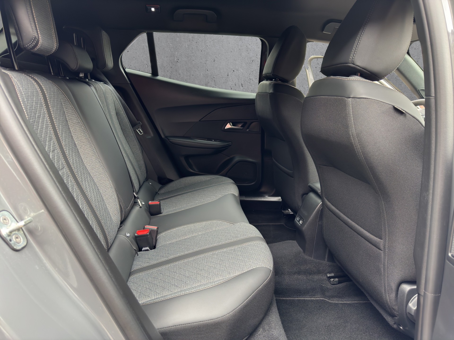 PEUGEOT 2008 1.2 PureTech Allure Premium-image-12
