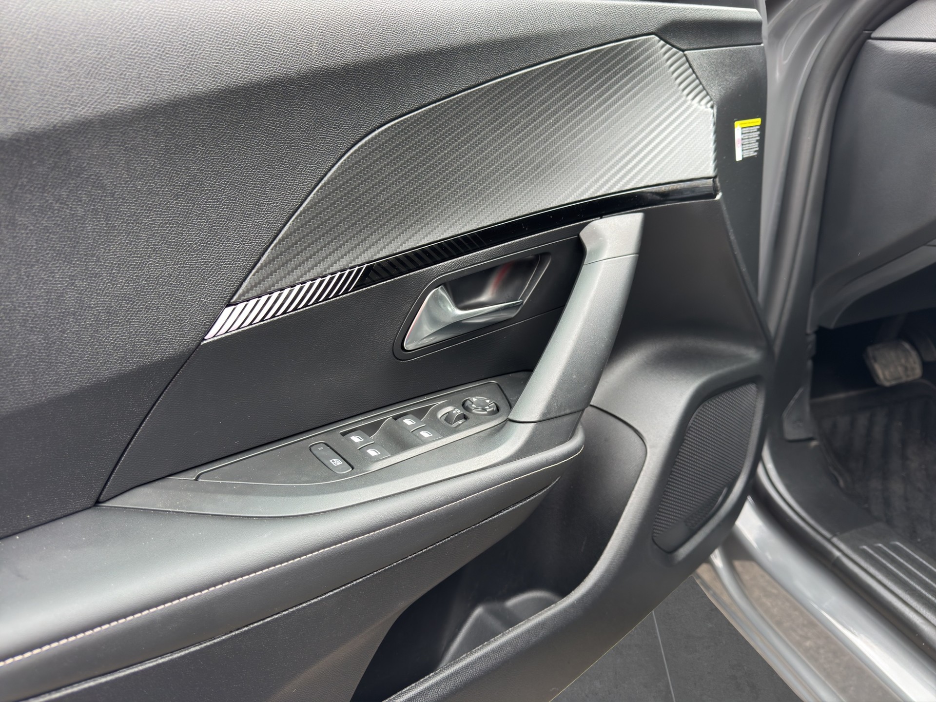 PEUGEOT 2008 1.2 PureTech Allure Premium-image-7