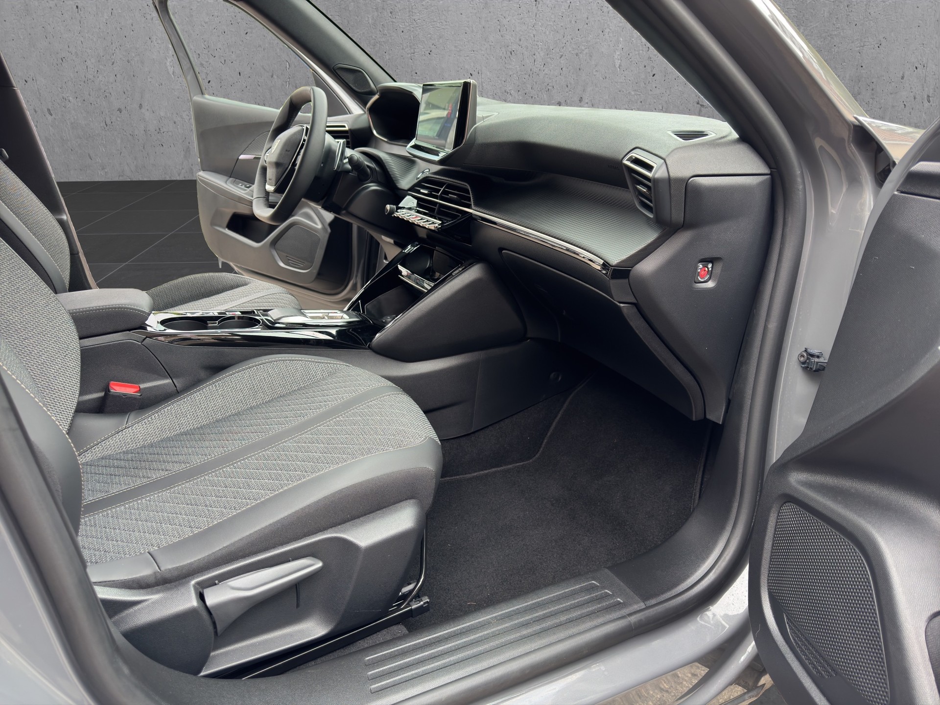 PEUGEOT 2008 1.2 PureTech Allure Premium-image-11