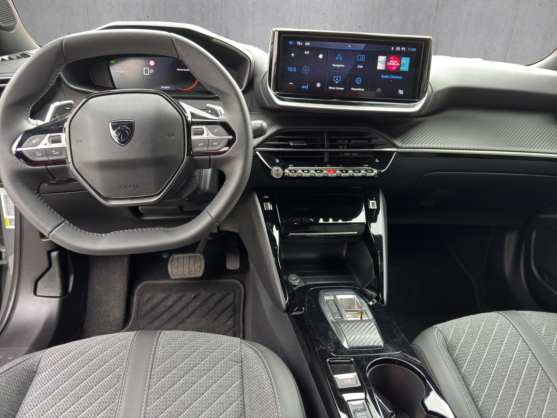 PEUGEOT 2008 1.2 PureTech Allure Premium-image-9