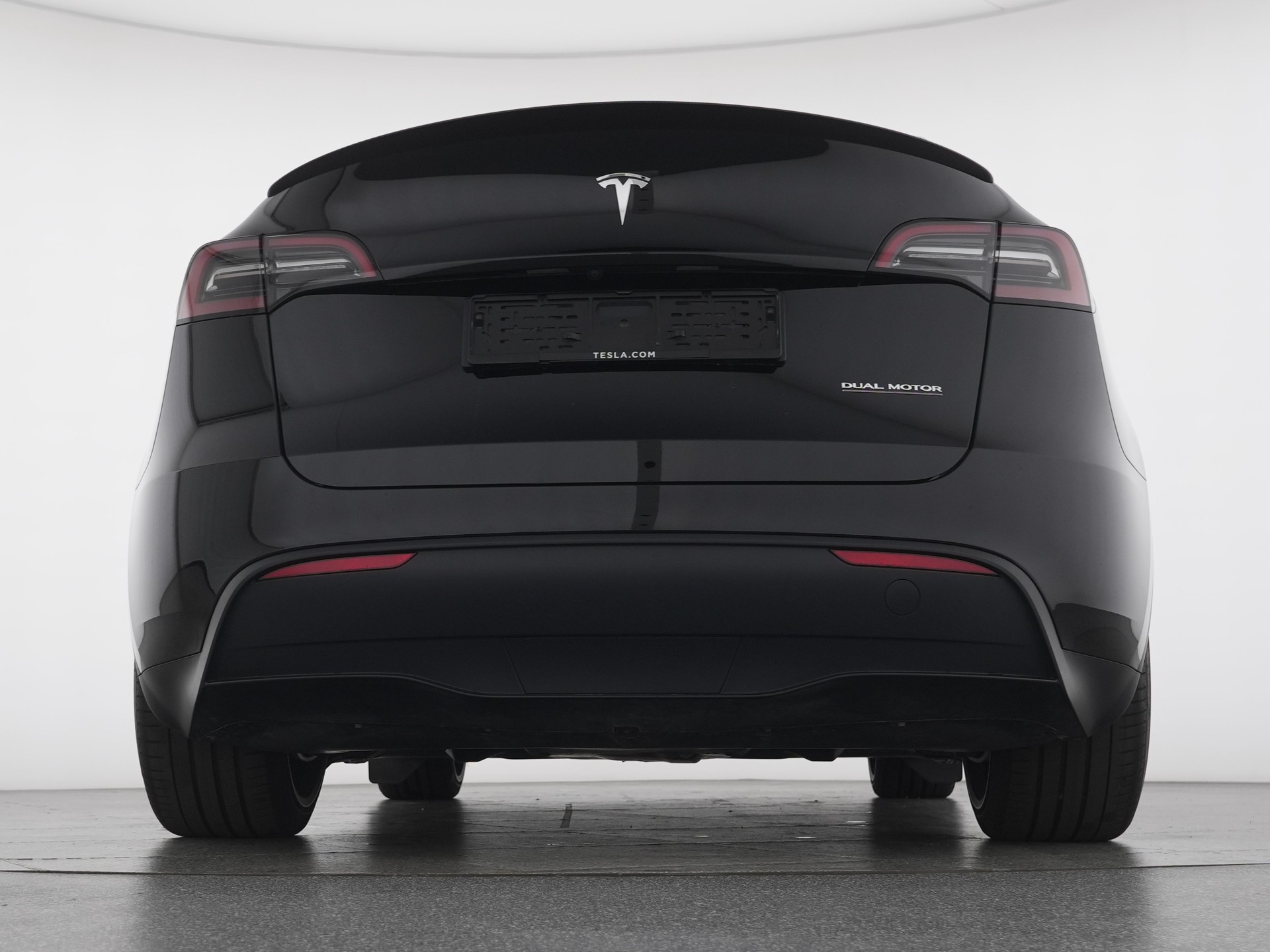 TESLA Model Y Performance-showroom-element-3