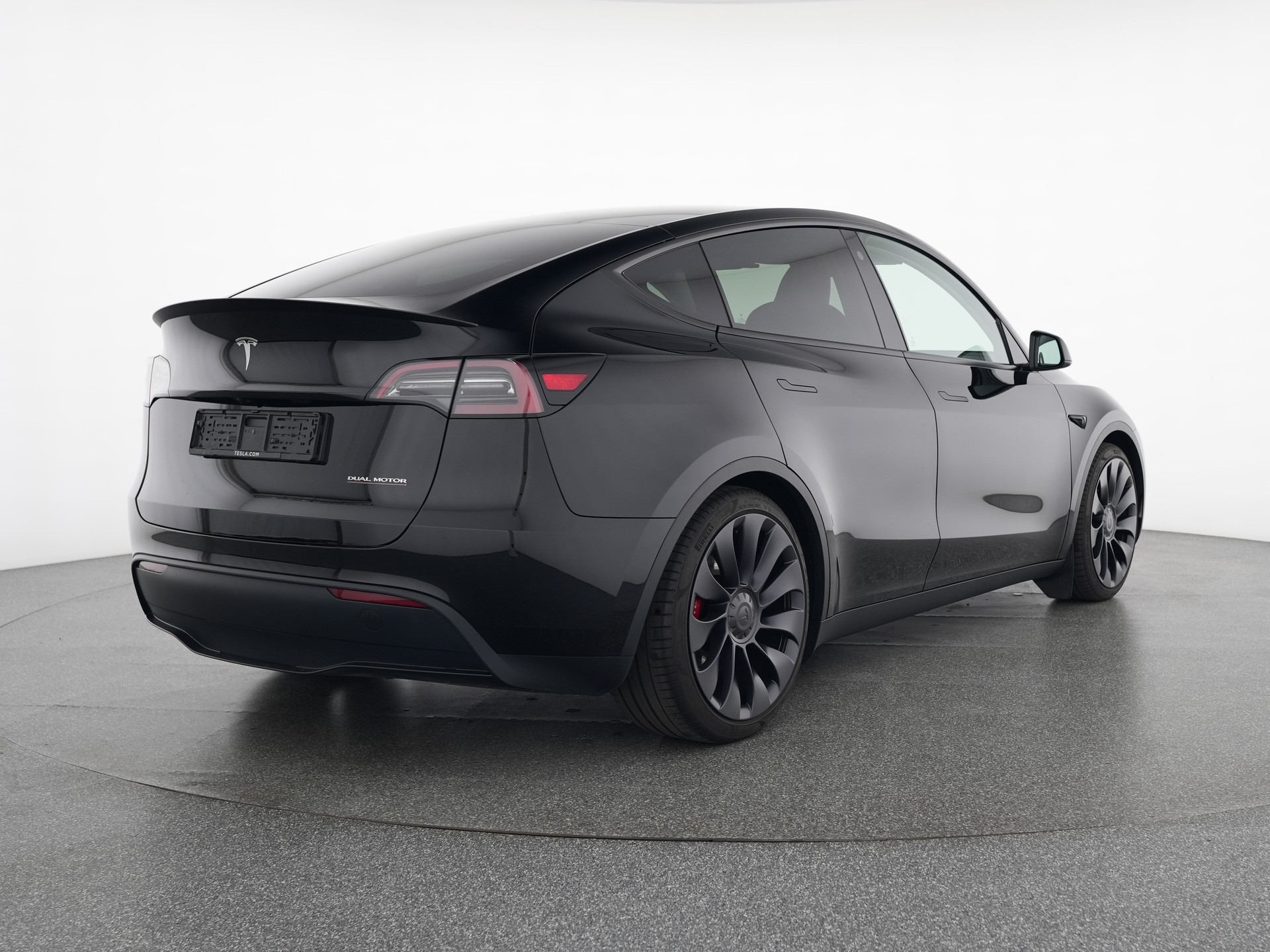TESLA Model Y Performance-showroom-element-2